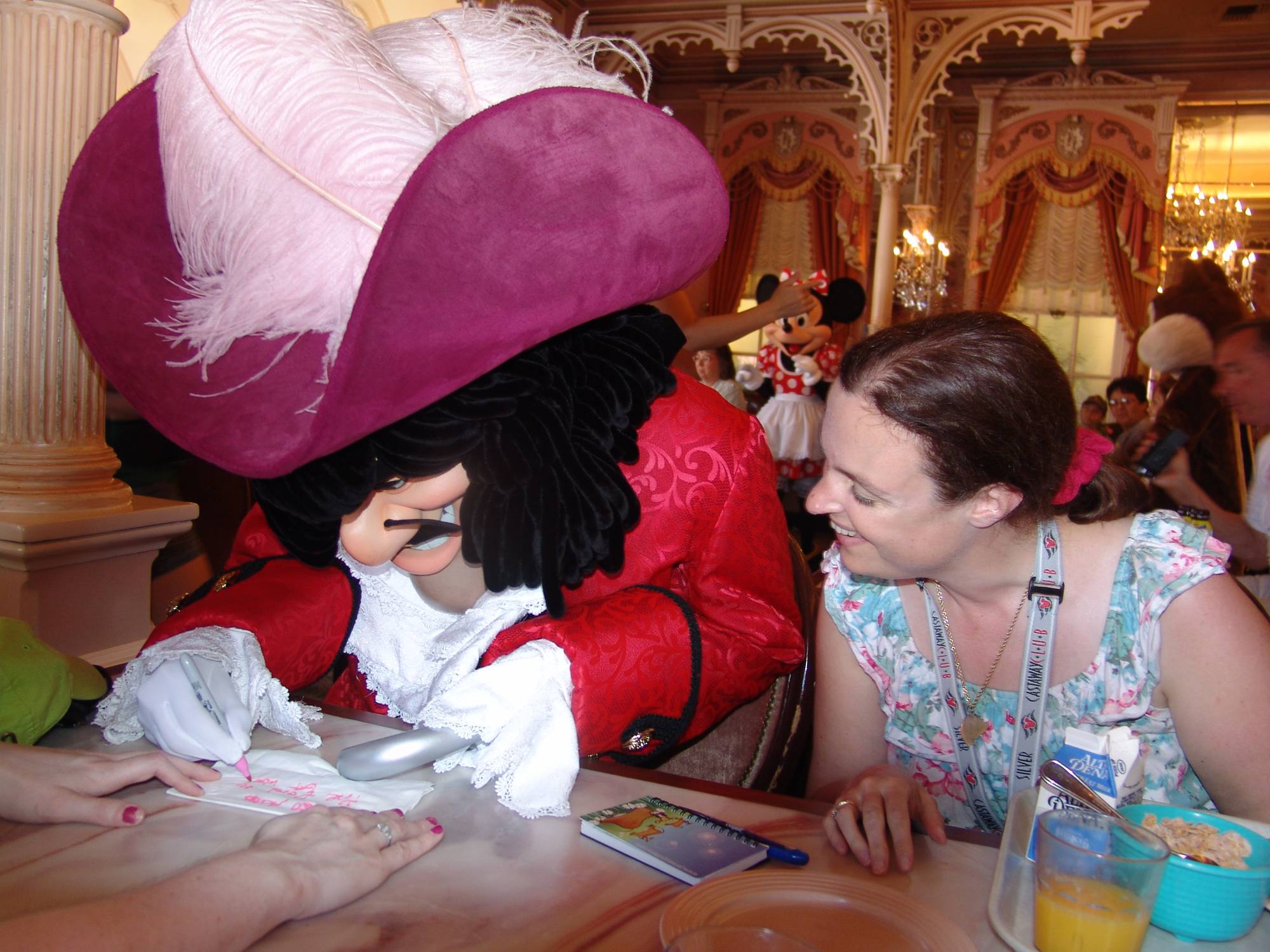 Enjoy the difference character dining experiences at Disney Parks around the world | PassPorter.com
