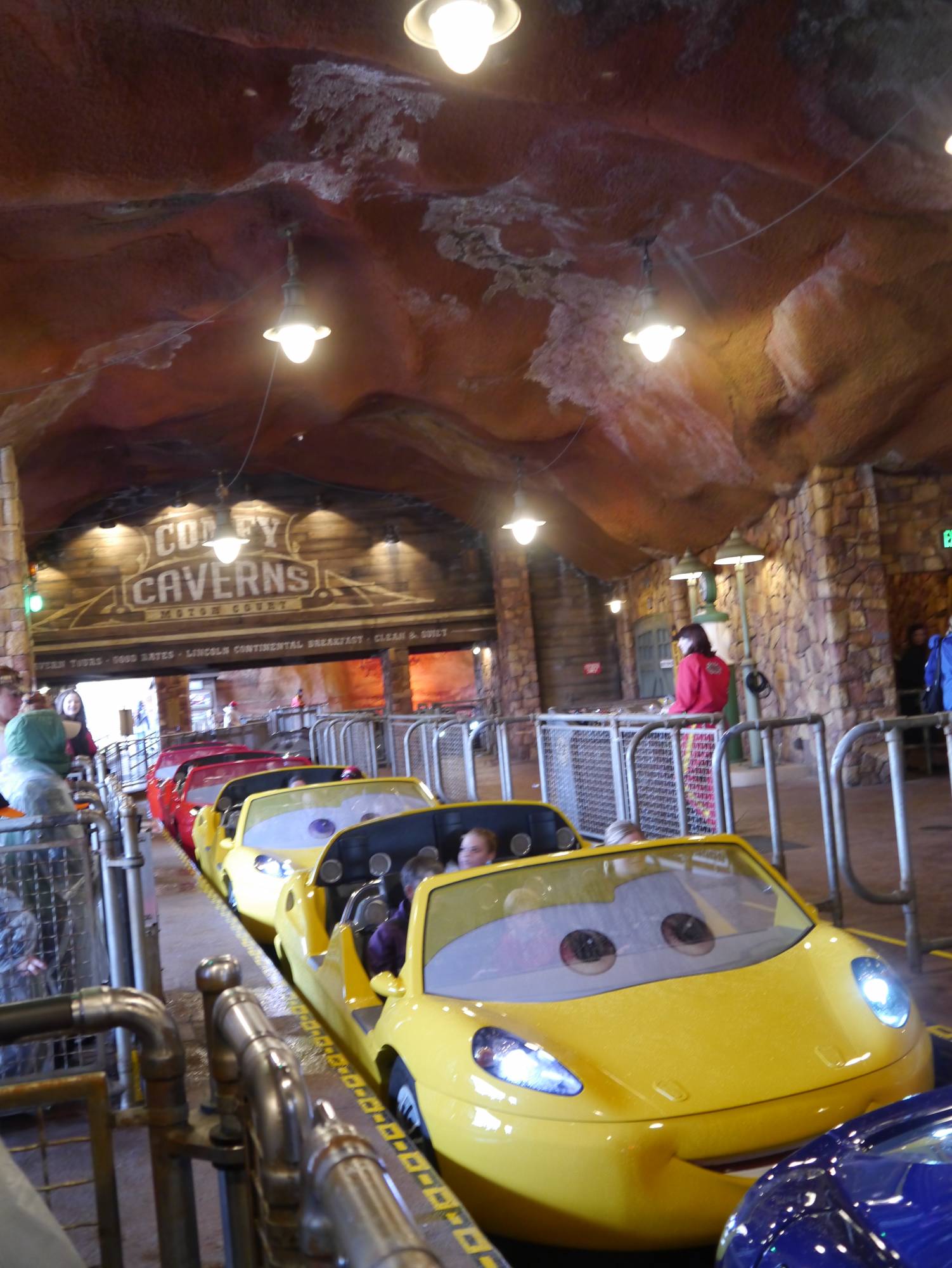 Discover the differences between planning a trip to Disneyland versus Walt Disney World |PassPorter.com