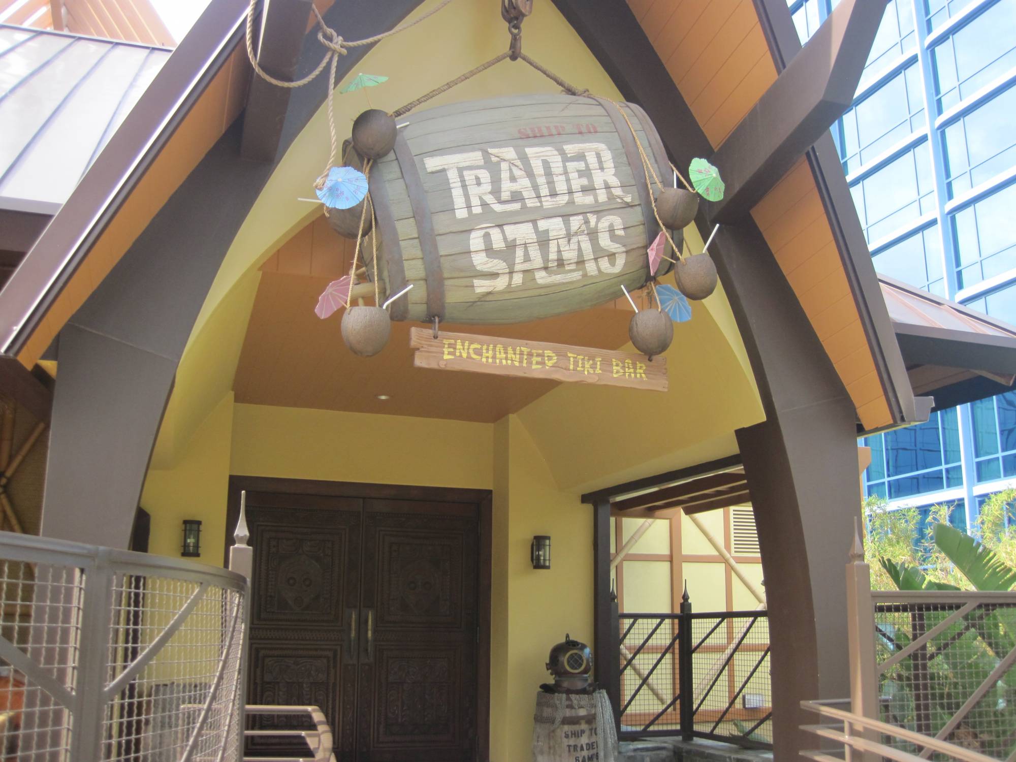 Sit back and relax at Trader Sam's at the Disneyland Hotel |PassPorter.com