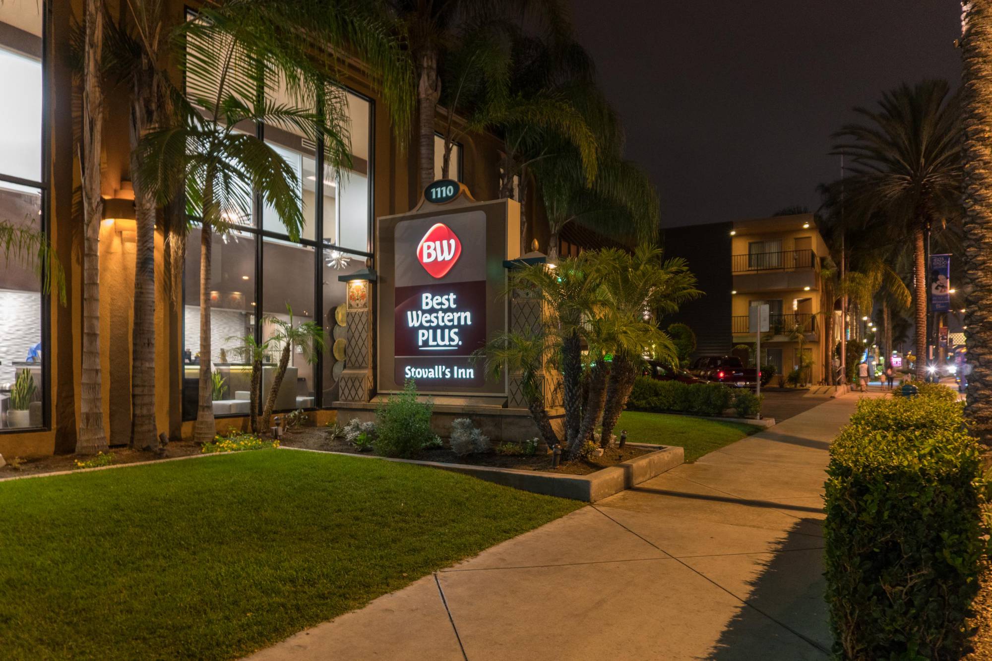 Enjoy the convenience of the Disneyland Good Neighbor Hotel - the Best Western Plus Stovall's Inn | PassPorter.com