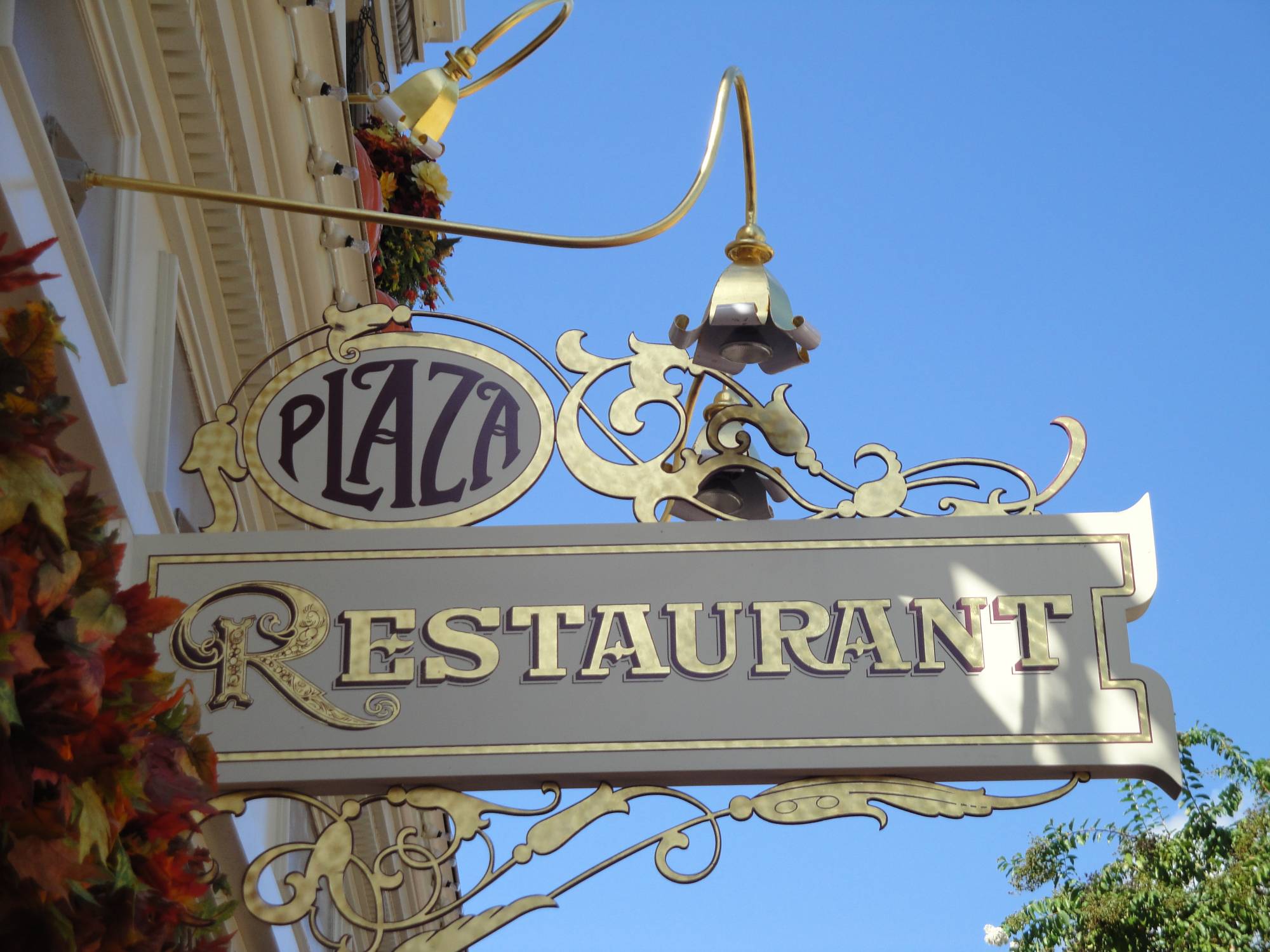Enjoy a peaceful meal at the Plaza Restaurant in the Magic Kingdom |PassPorter.com