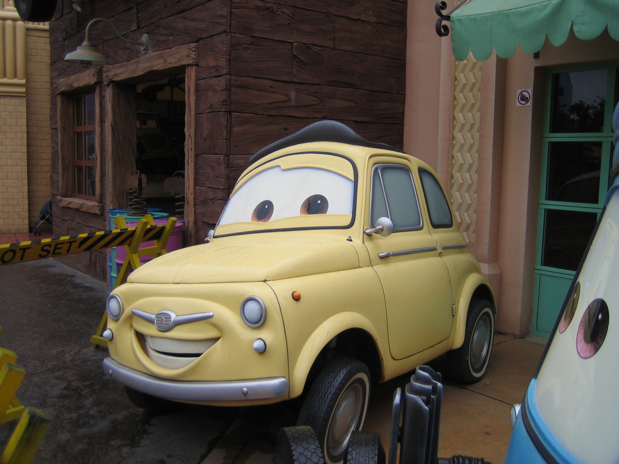 Walt Disney Studios - Toon Studio - Luigi from Cars