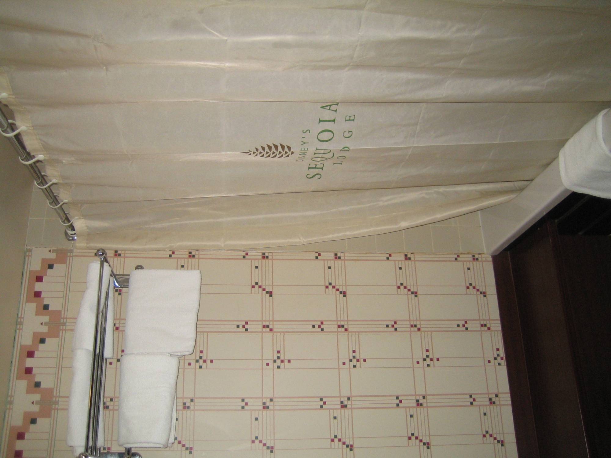 Bath tub in hotel room at Sequoia Lodge