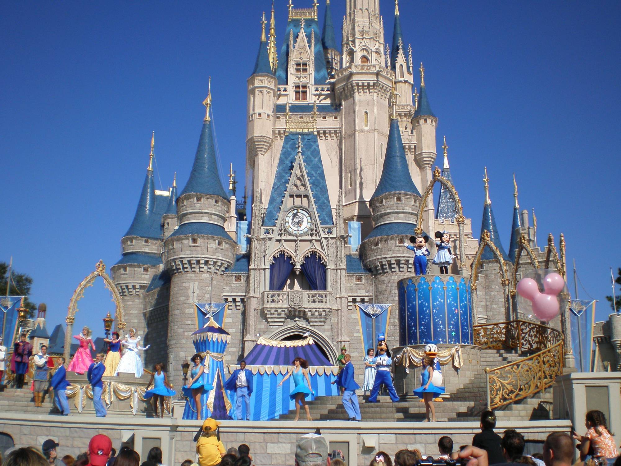 dream along with mickey magic kingdom stage show