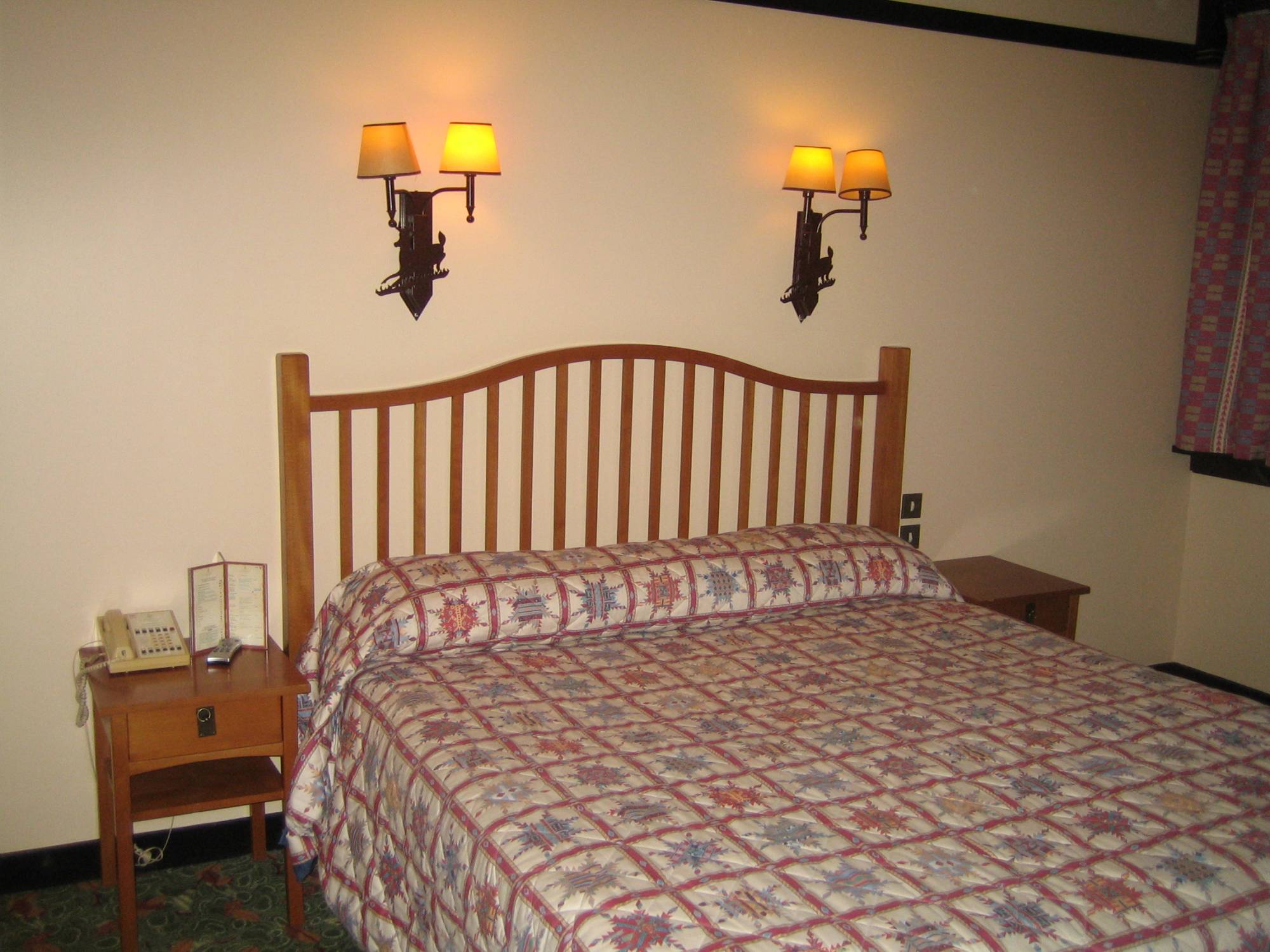 Kingsize bed in Montana room at Sequoia Lodge