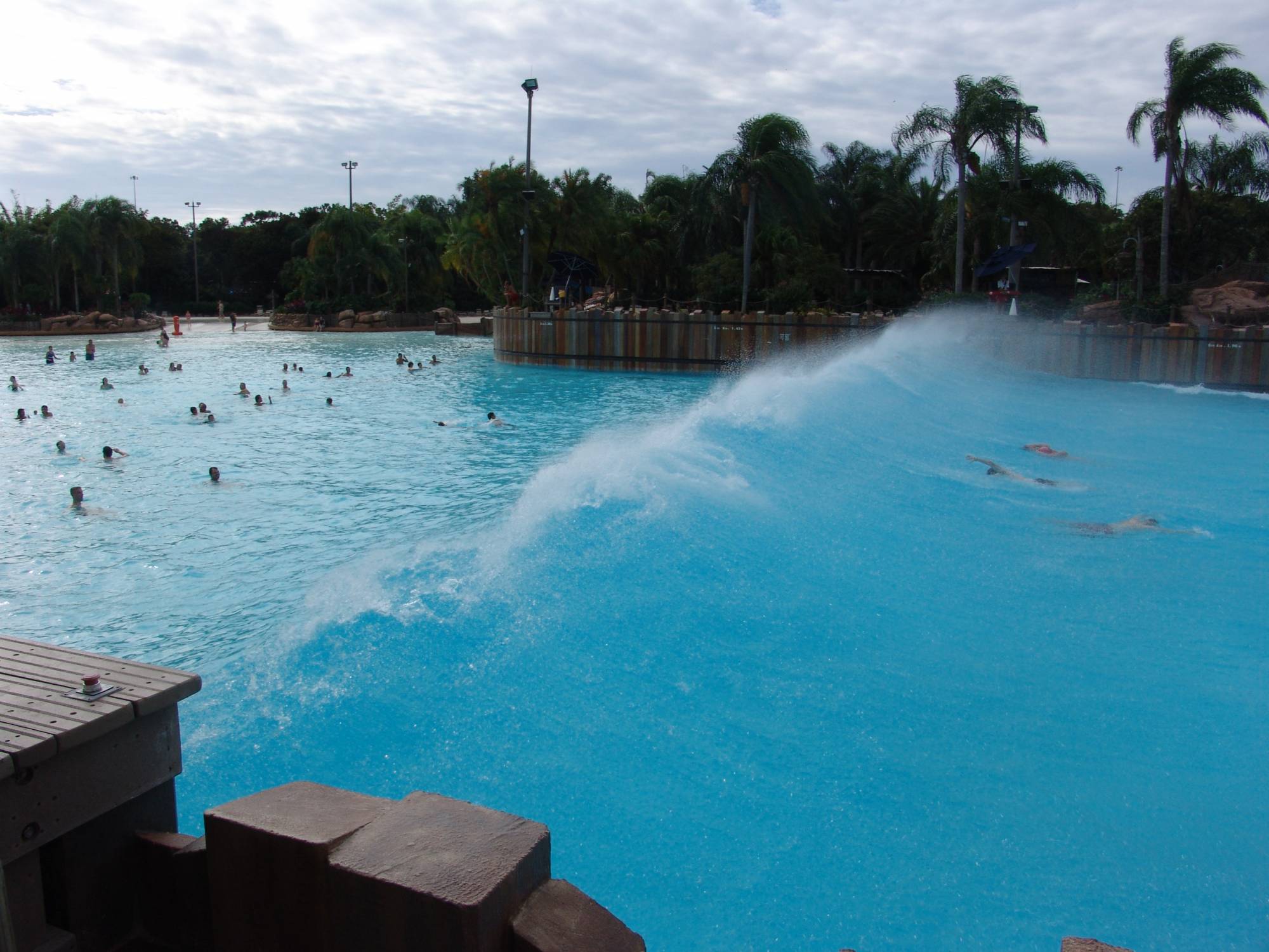 Typhoon Lagoon - surf pool