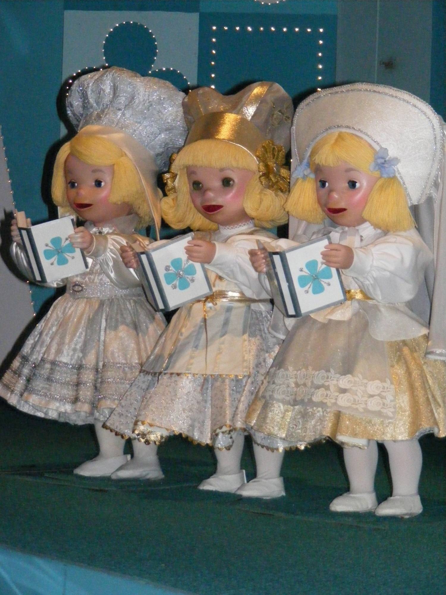It's a Small World - 3 Singing Dolls