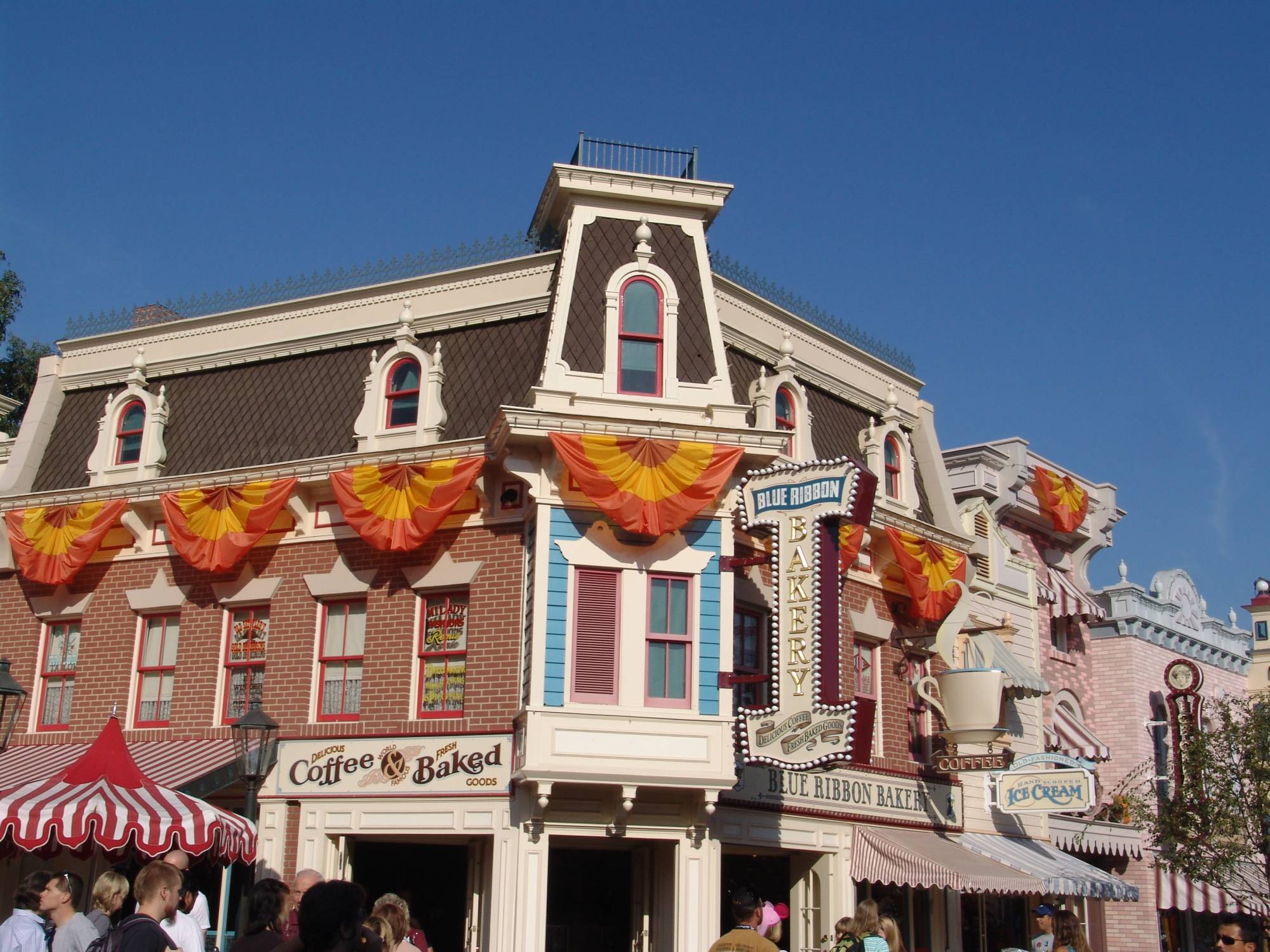 Disneyland - Halloween decorations in Main Street