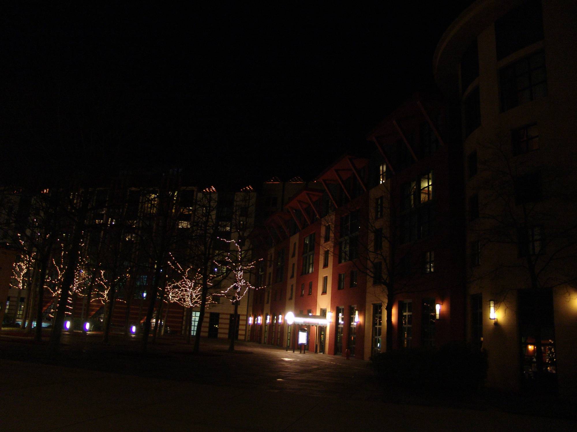 Disneyland Paris - Disney's Hotel New York at night