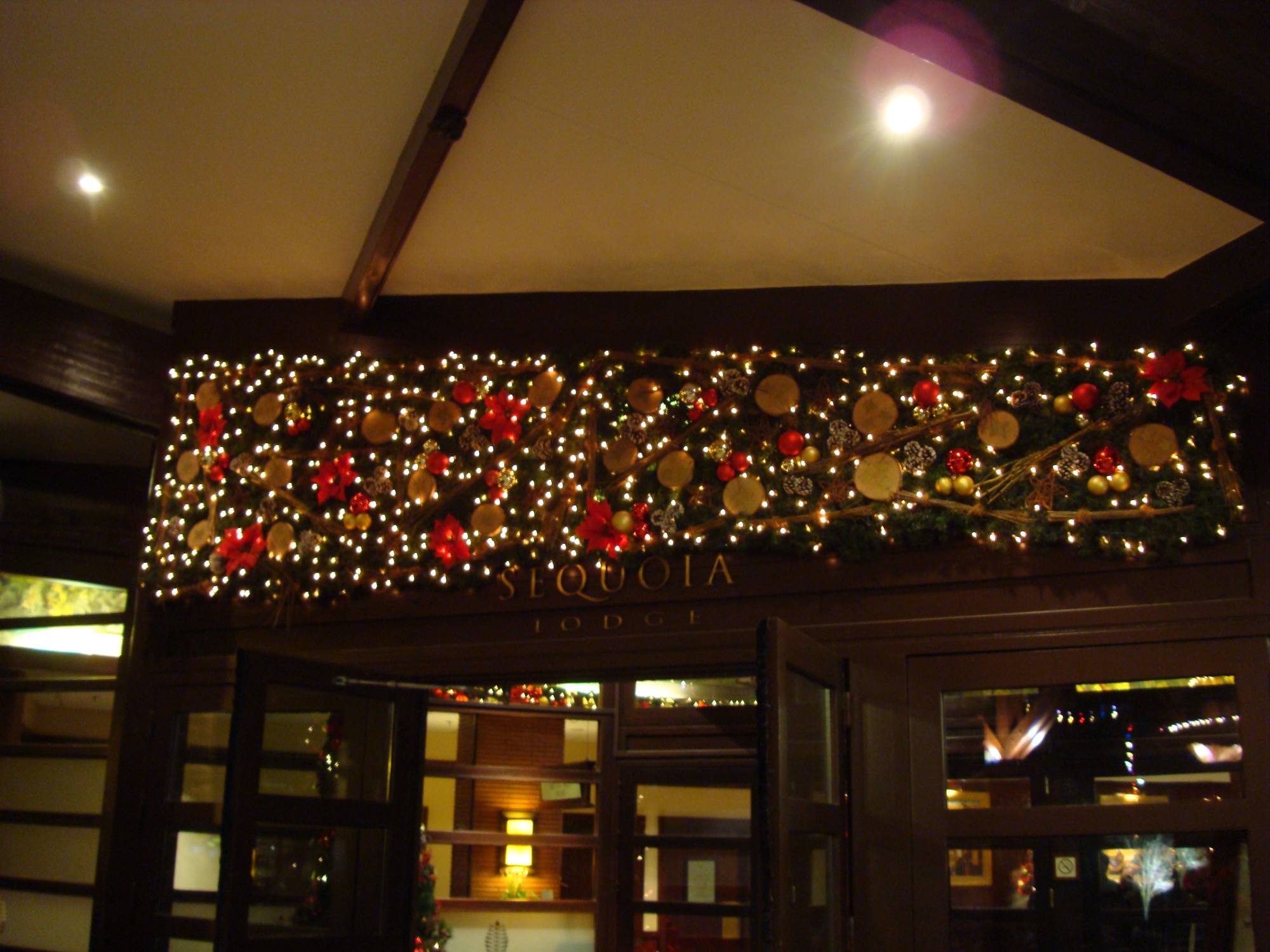 Disneyland Paris - Sequoia Lodge at night