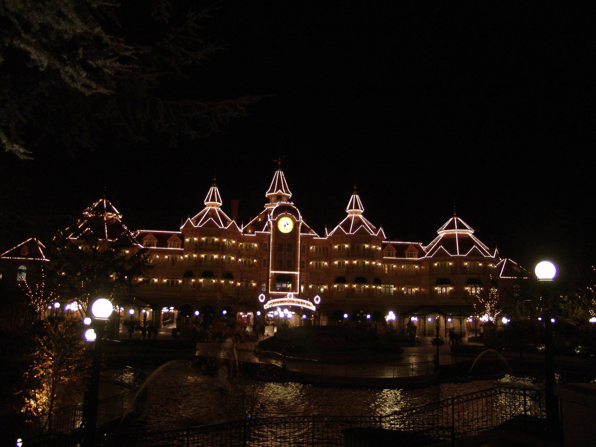Disneyland Paris - Disneyland Hotel