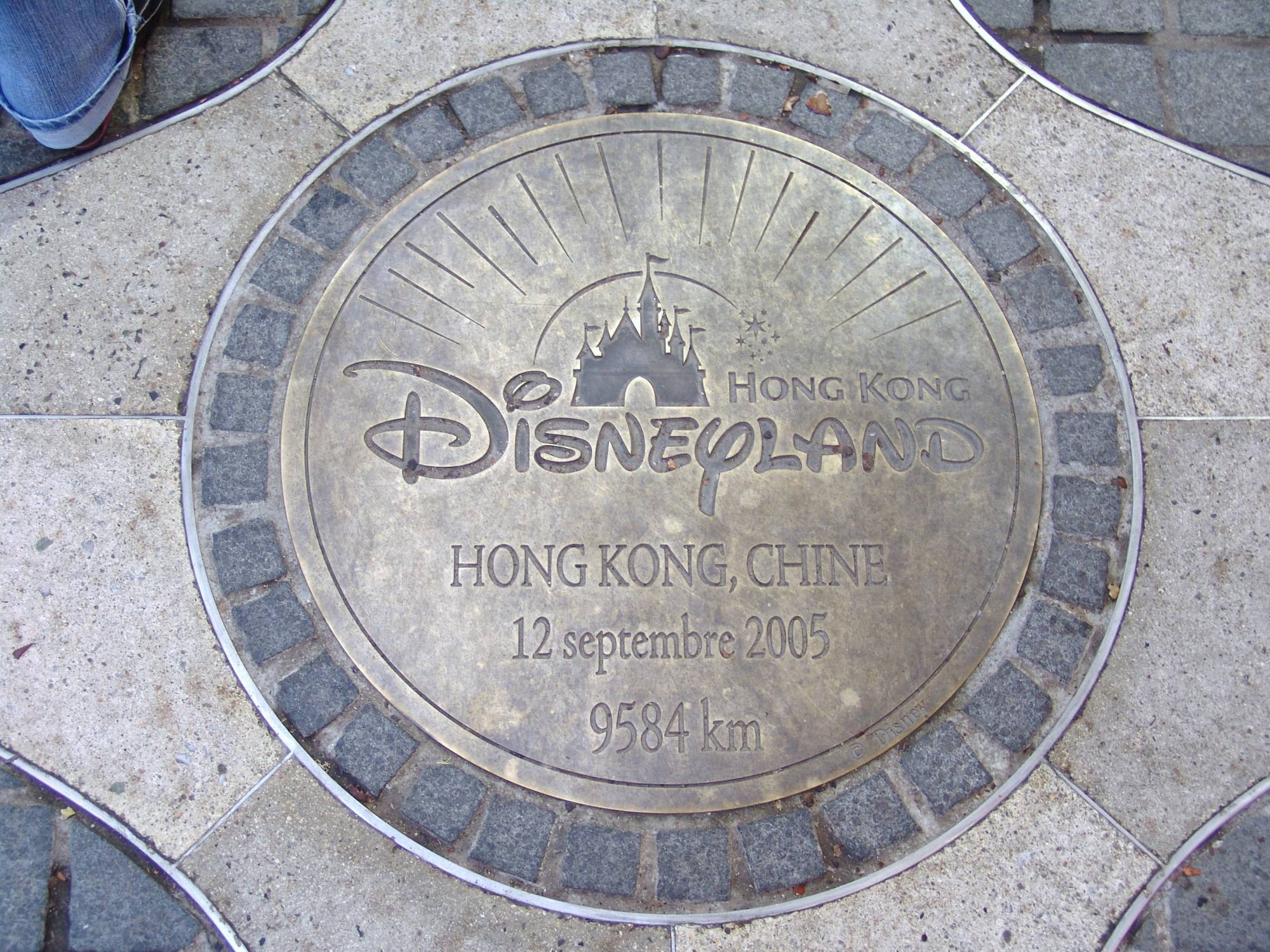 Disneyland Paris - plaques for other Disney parks