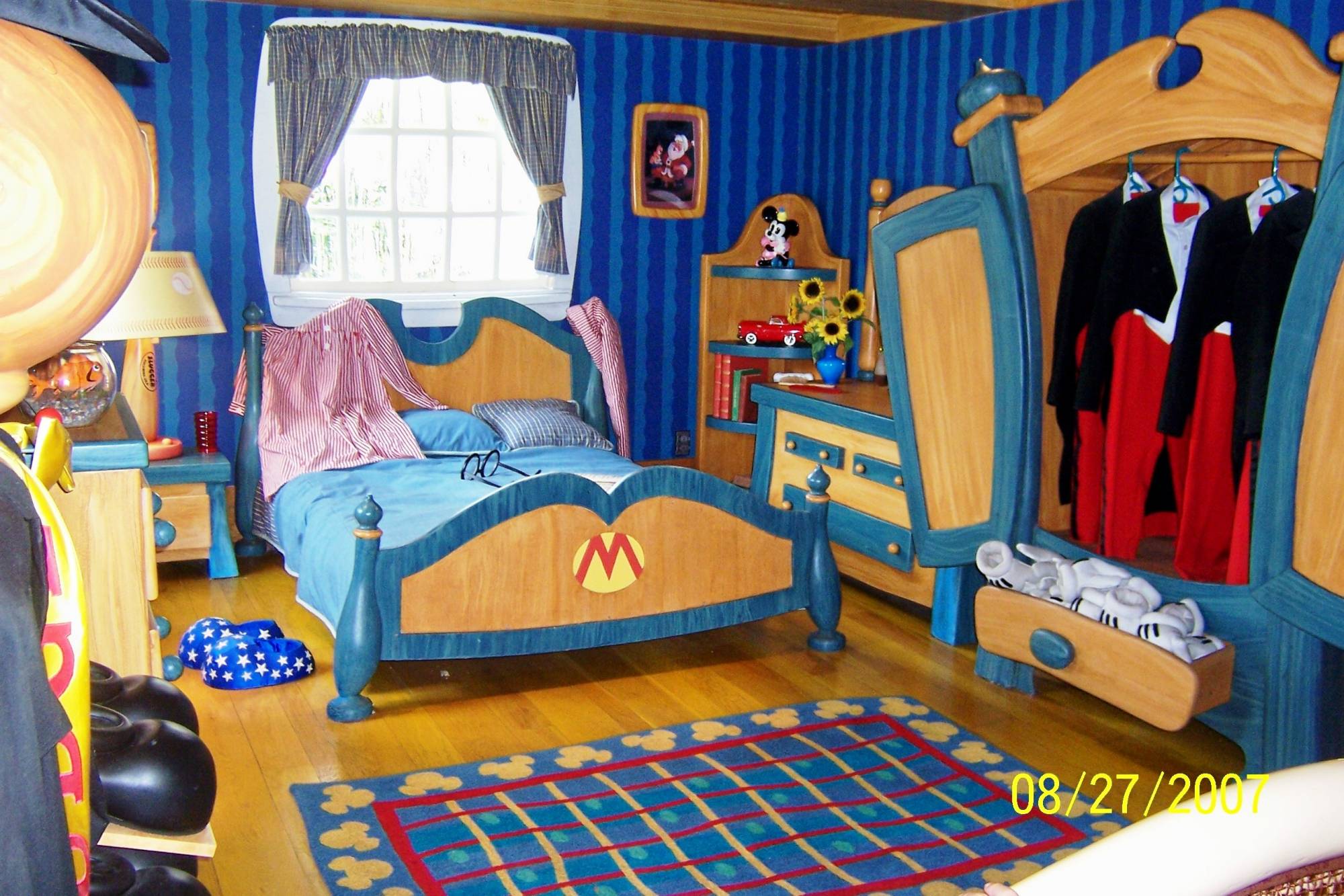 Magic Kingdom - Toontown Mickeys Bedroom