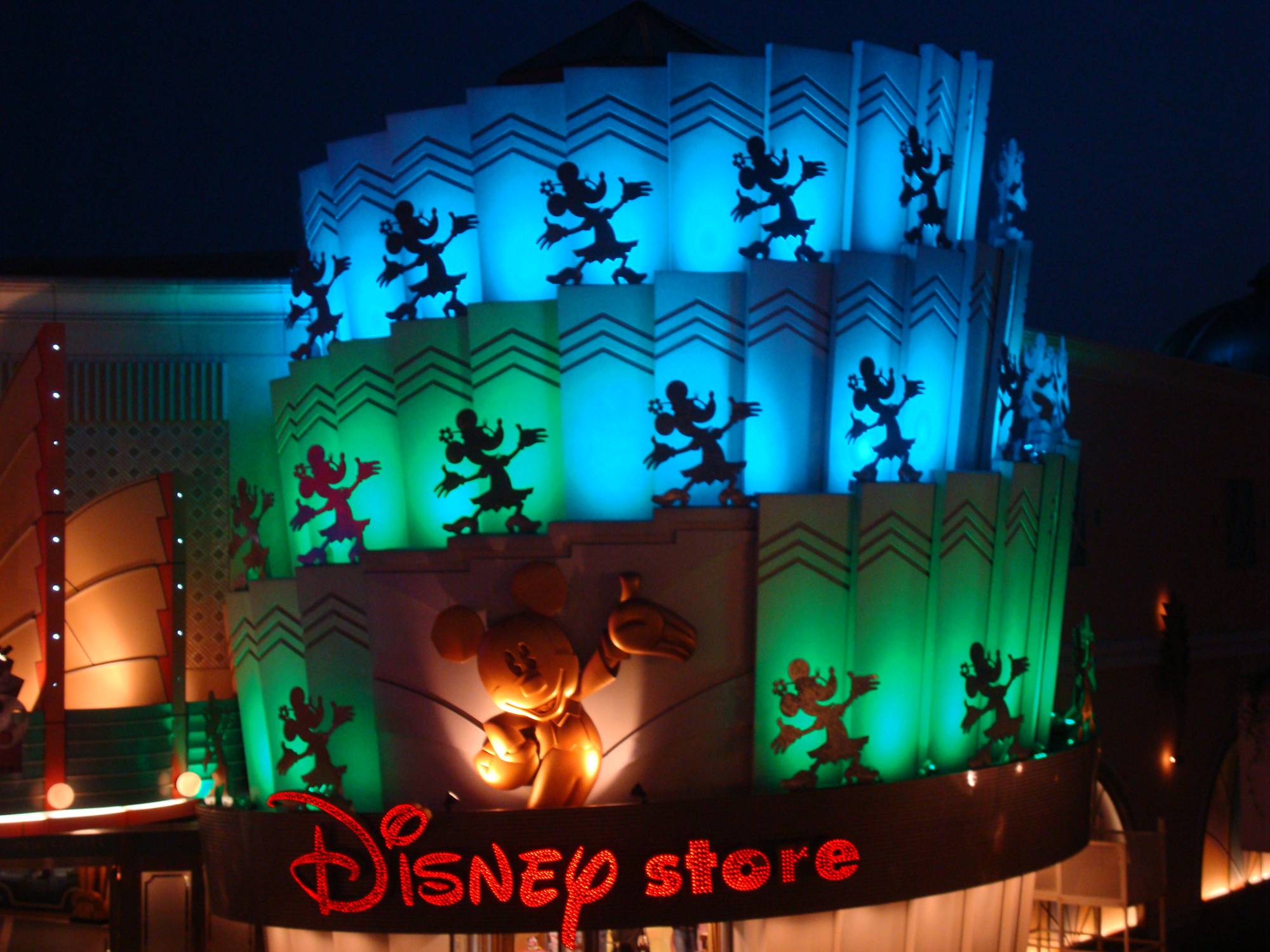 Tokyo Disney - Ikispiari at night