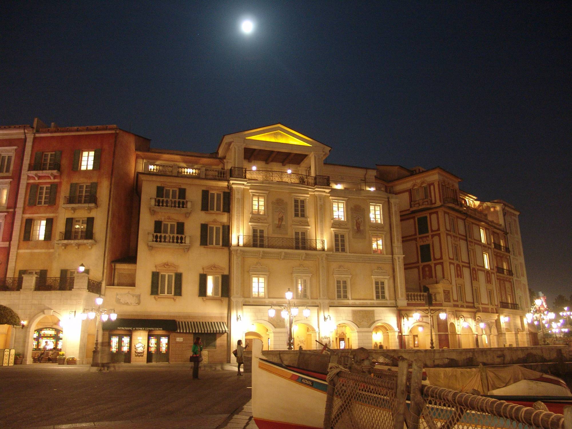 Tokyo DisneySea - Hotel MiraCosta at night