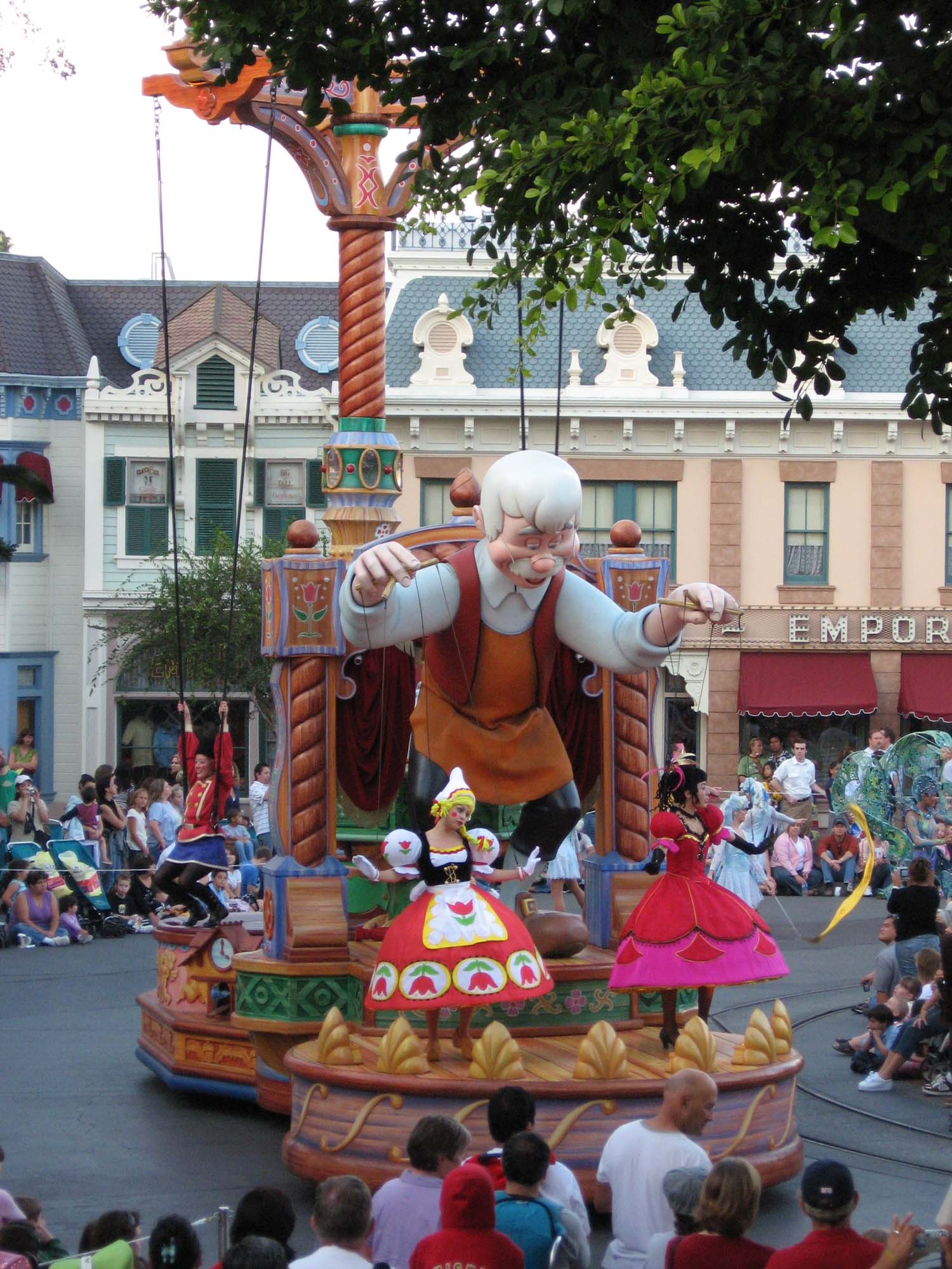 Disneyland - Walt Disney's Parade of Dreams