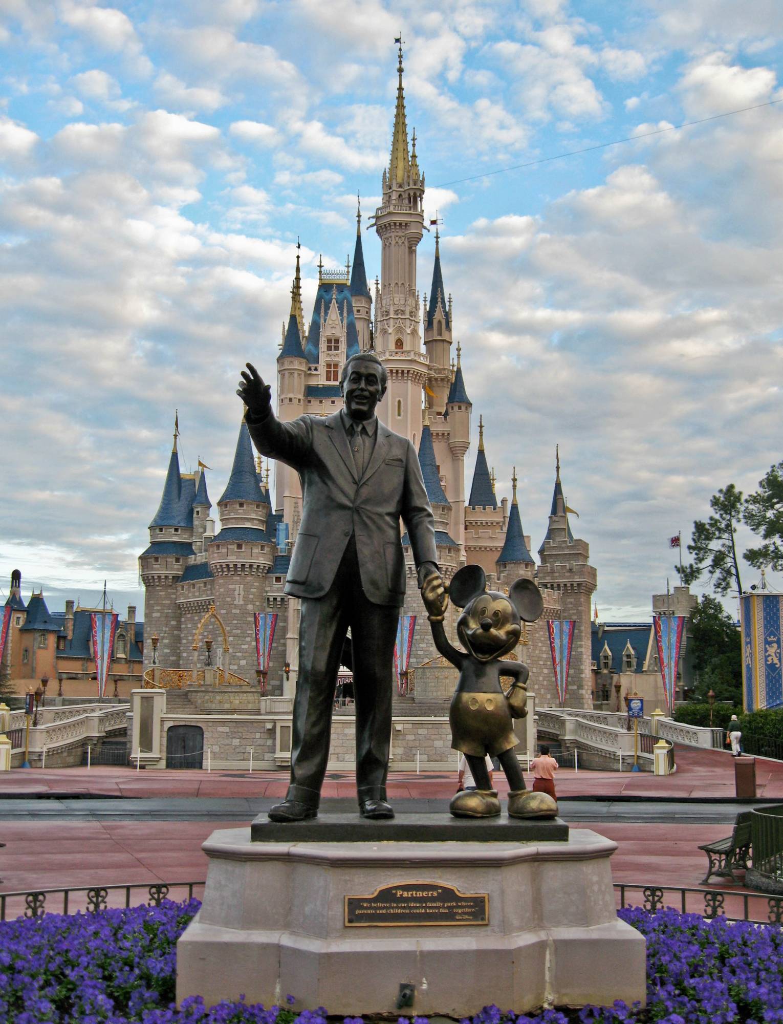 Magic Kingdom - Walt and Mickey Statue