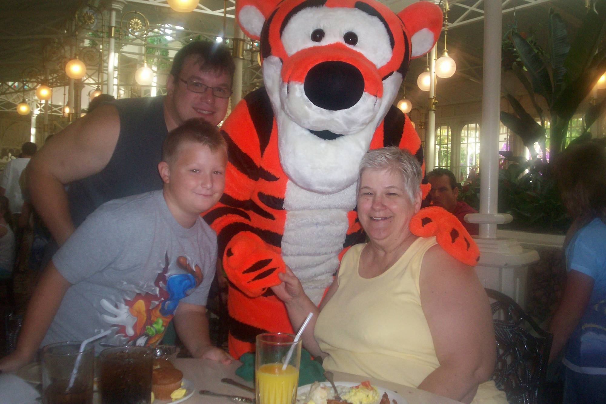 Magic Kingdom - Crystal Palace - Tigger Love!!