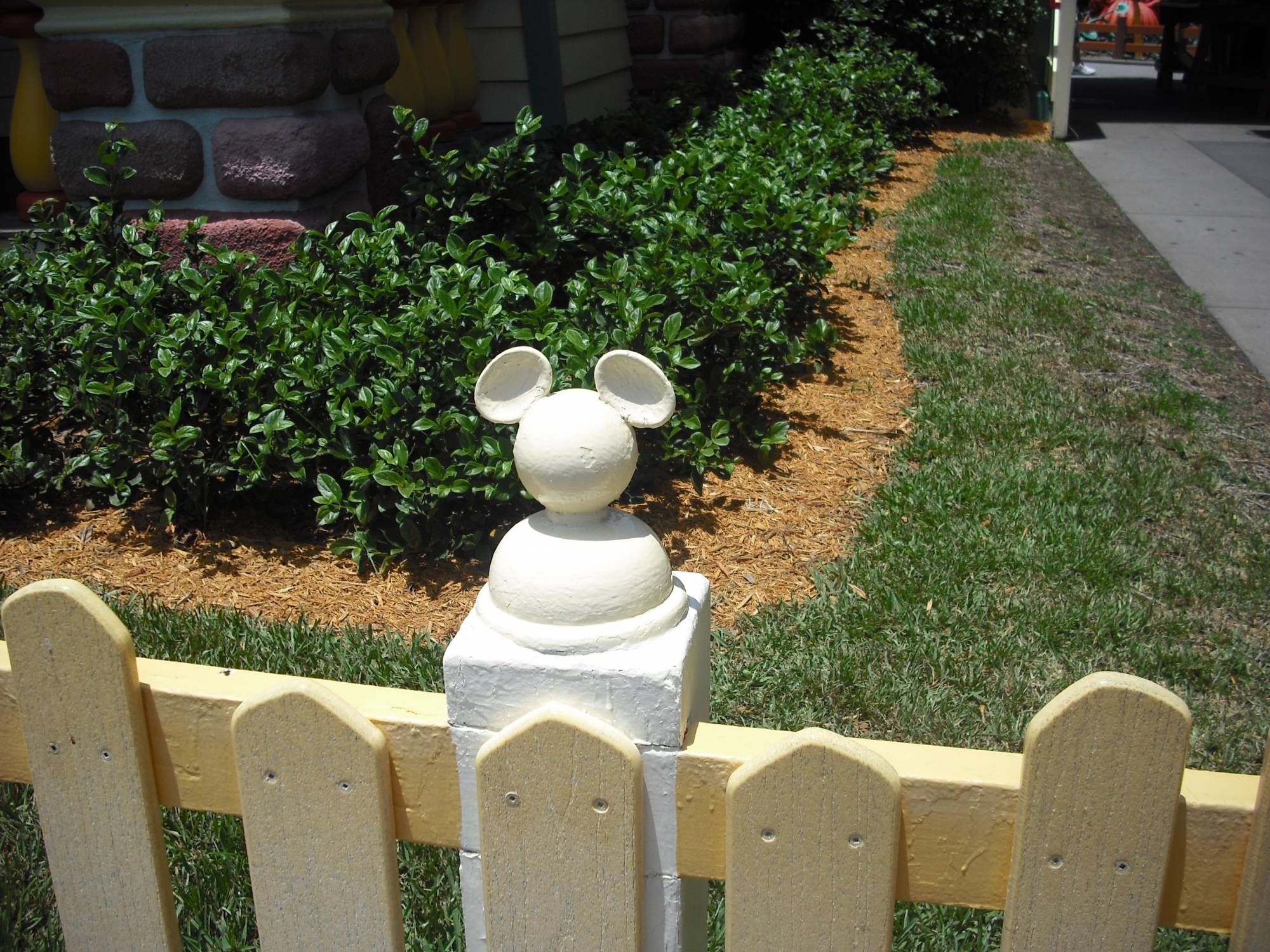 Magic Kingdom - Mickey's fence!