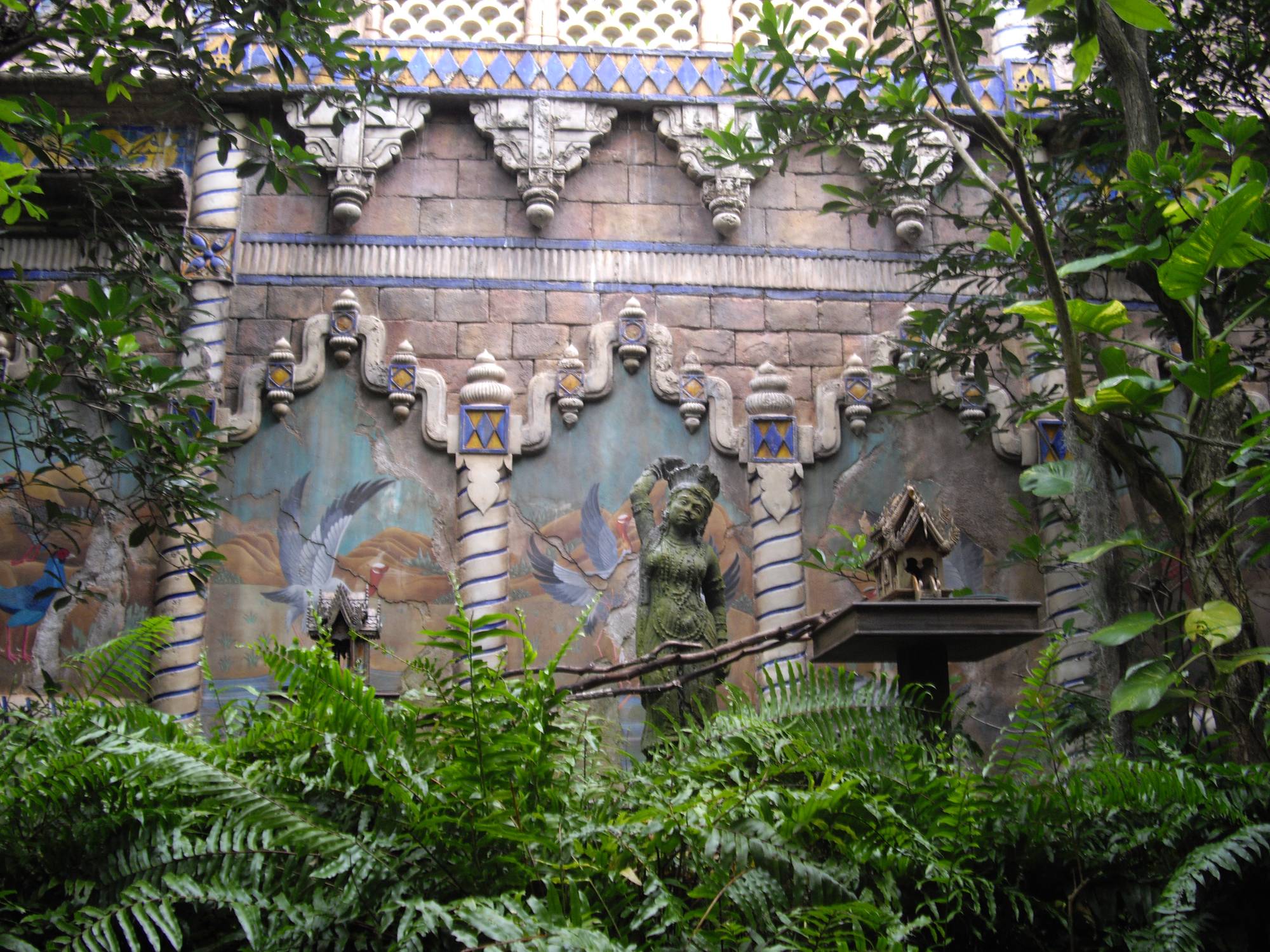 Animal Kingdom - Statue in Maharajah Jungle Trek