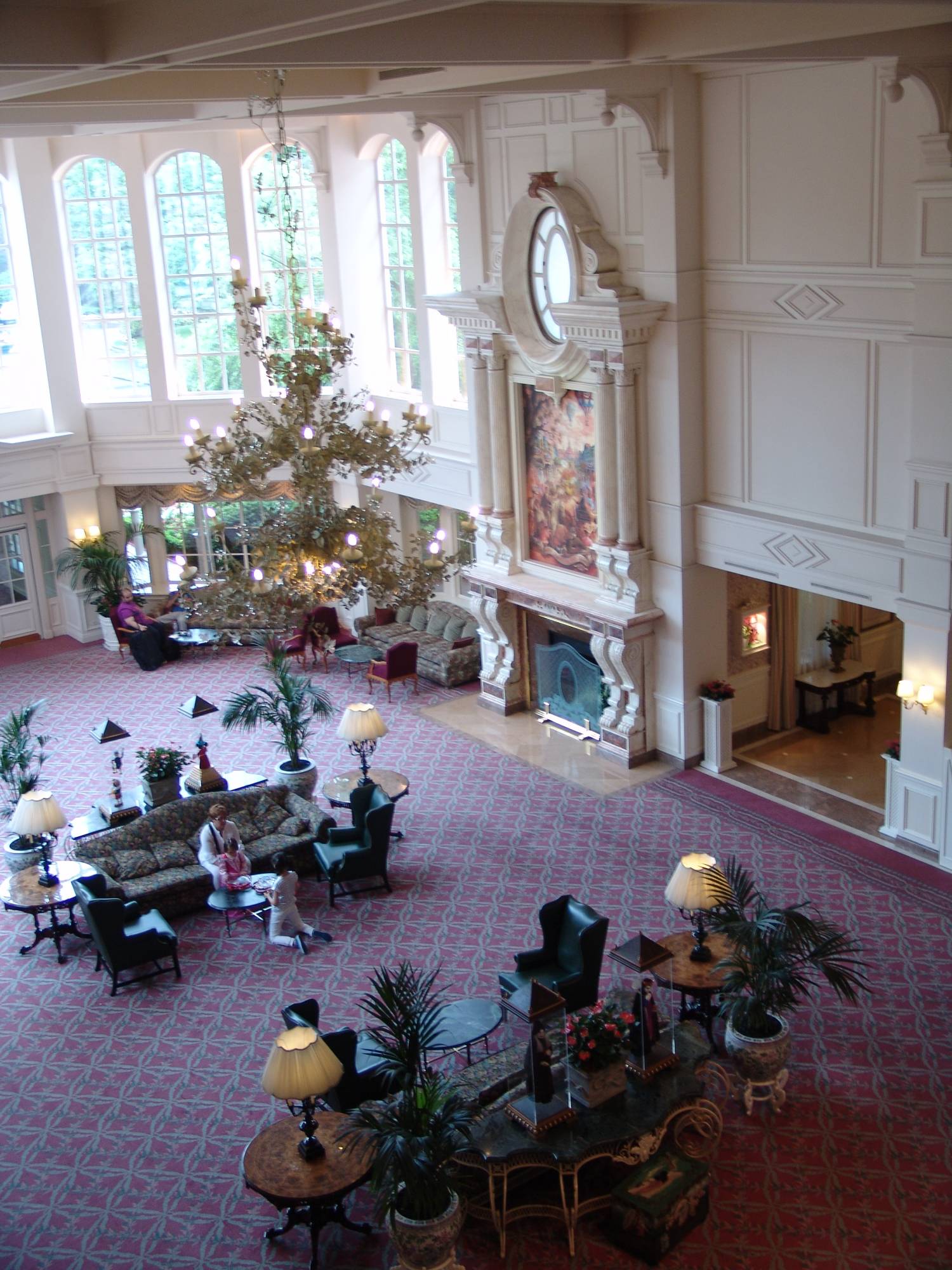 Disneyland Paris - Disneyland Hotel lobby