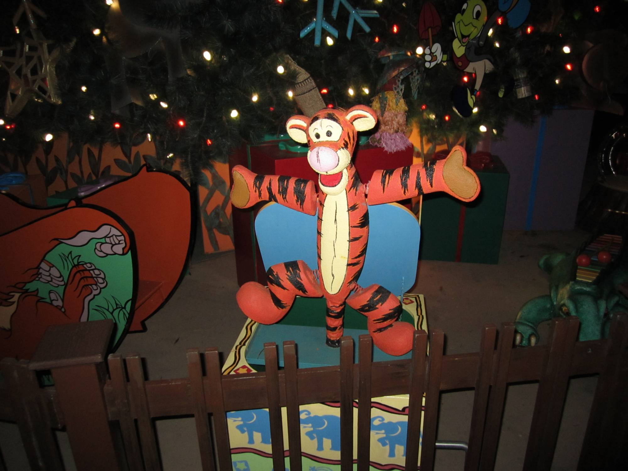 disney_world_animal_kingdom_holiday_tree