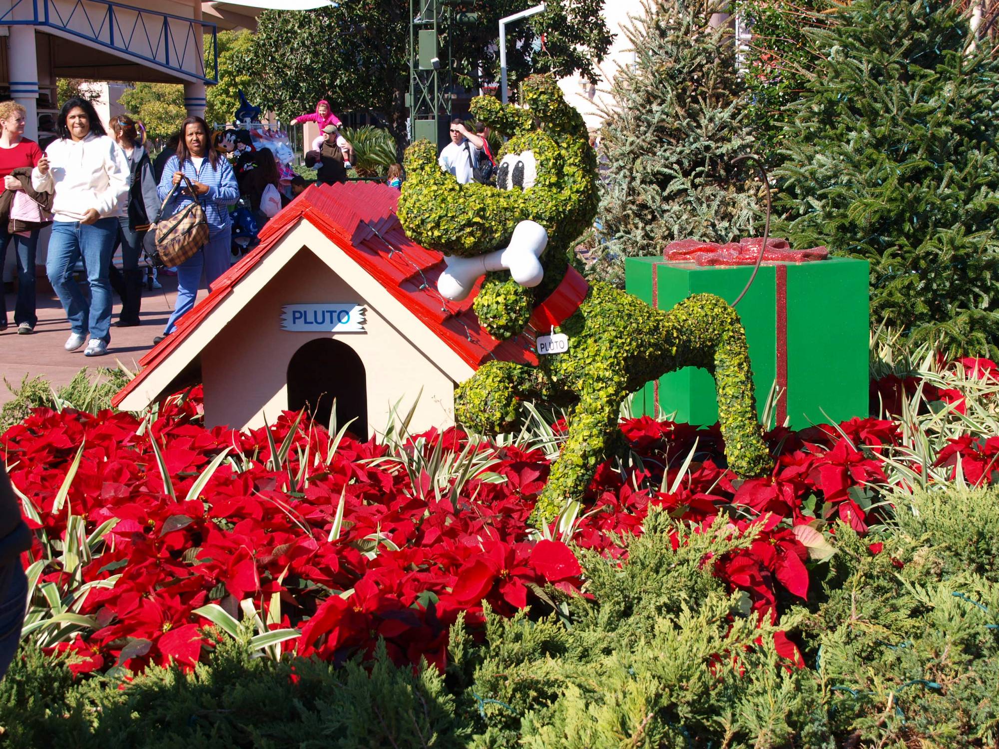 EPCOT-Christmas Character Topiaries