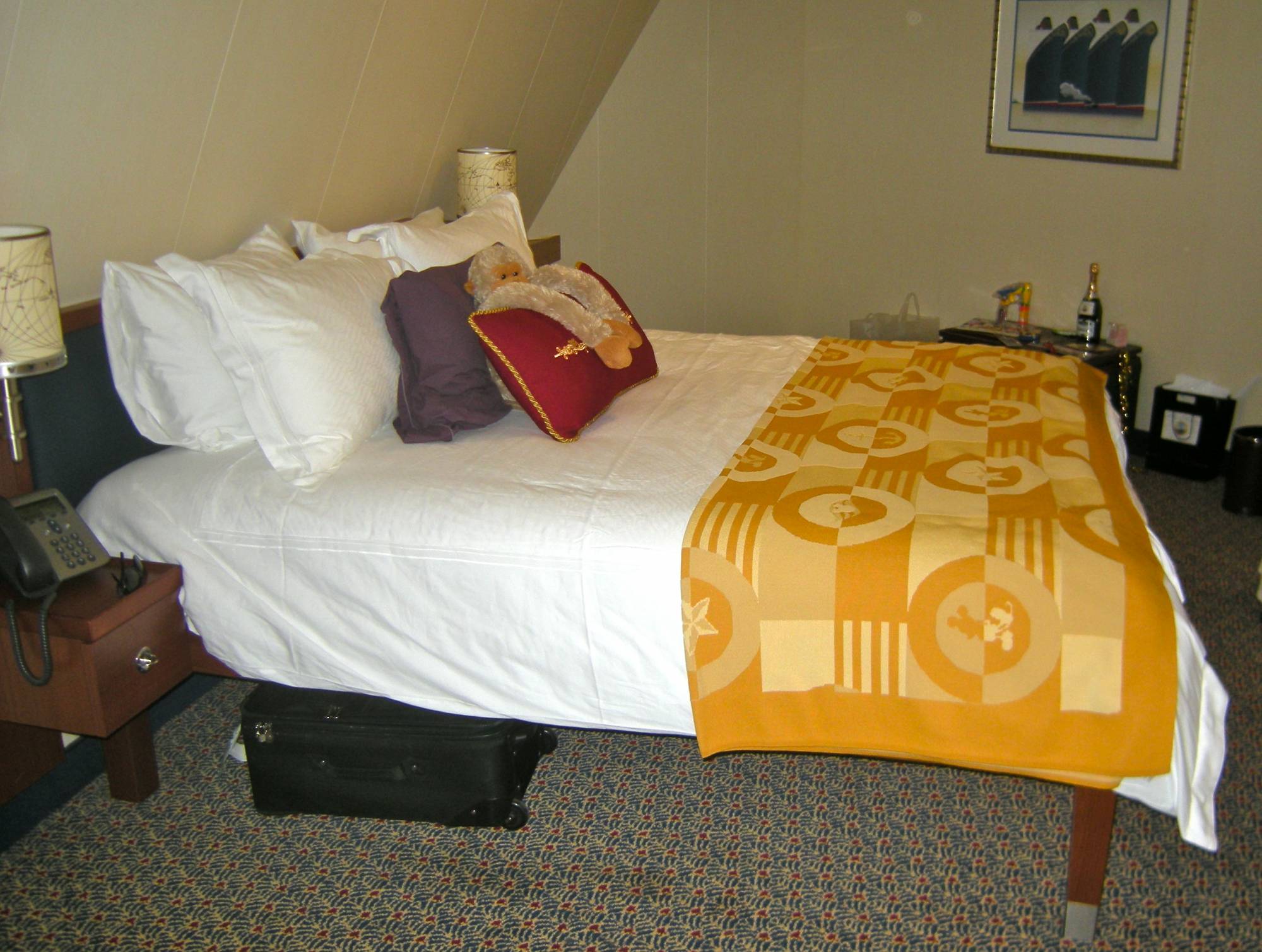 Disney Dream - Bed in Stateroom 8504 (cat. 9A)