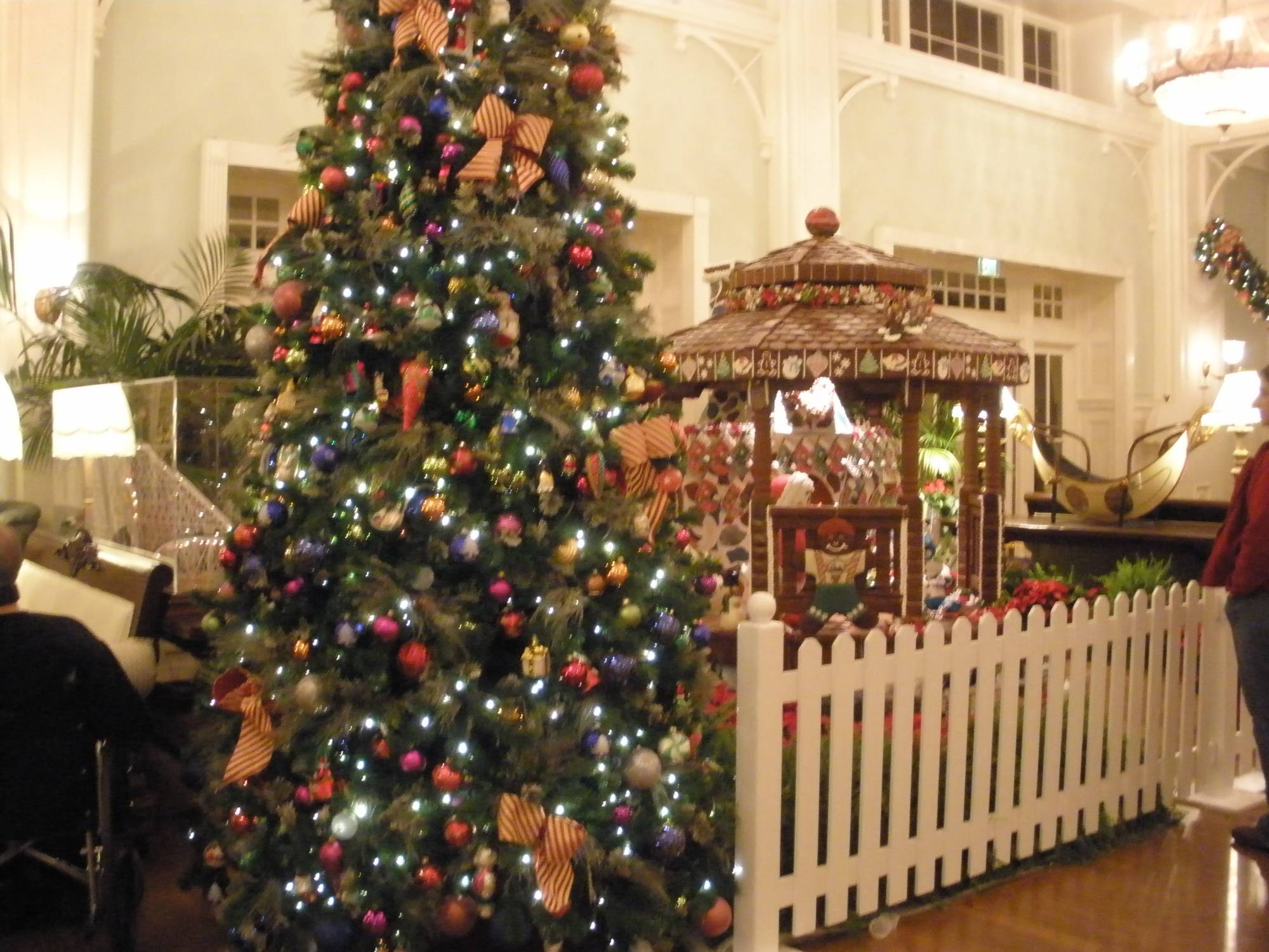 Boardwalk Inn Christmas decor