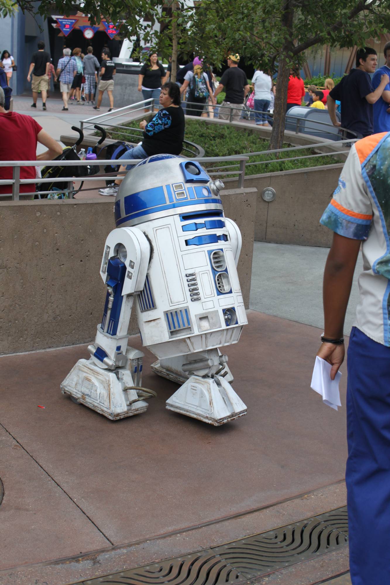 Disneyland - Tomorrowland - R2D2