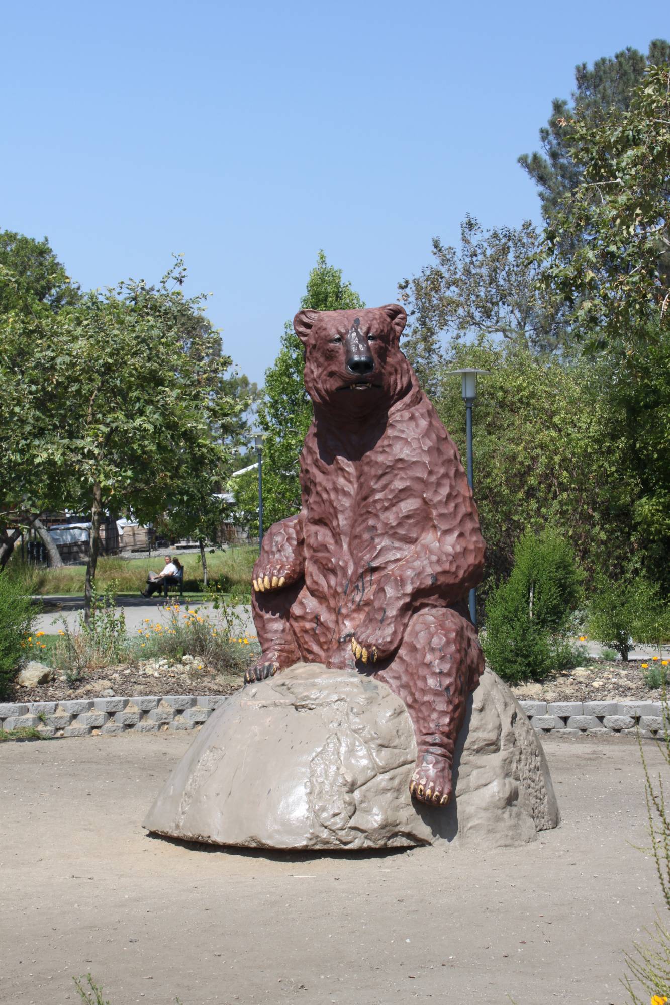 Short -Nosed Bear statue in Hancock Park - Los Angeles
