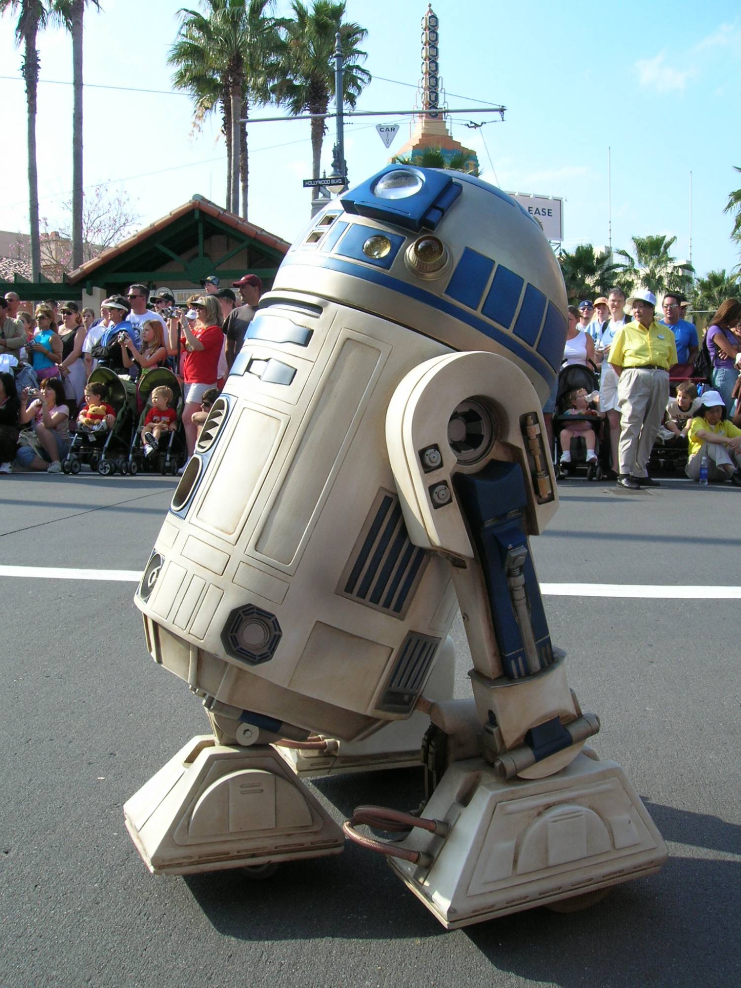 Hollywood Studios - R2D2 in Motor Cars Parade