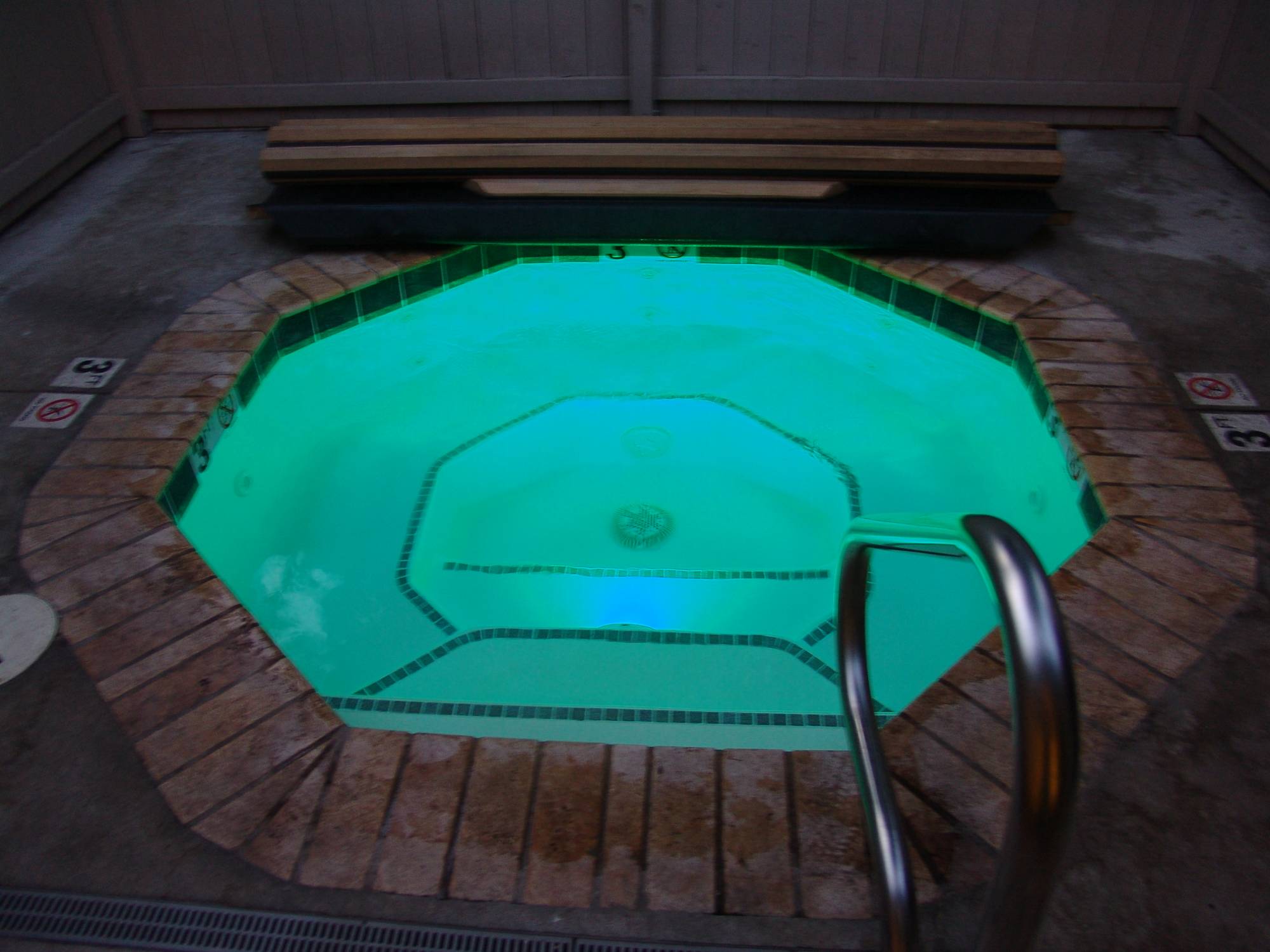 Yellowstone - Mammoth Hot Springs hot tub cabin