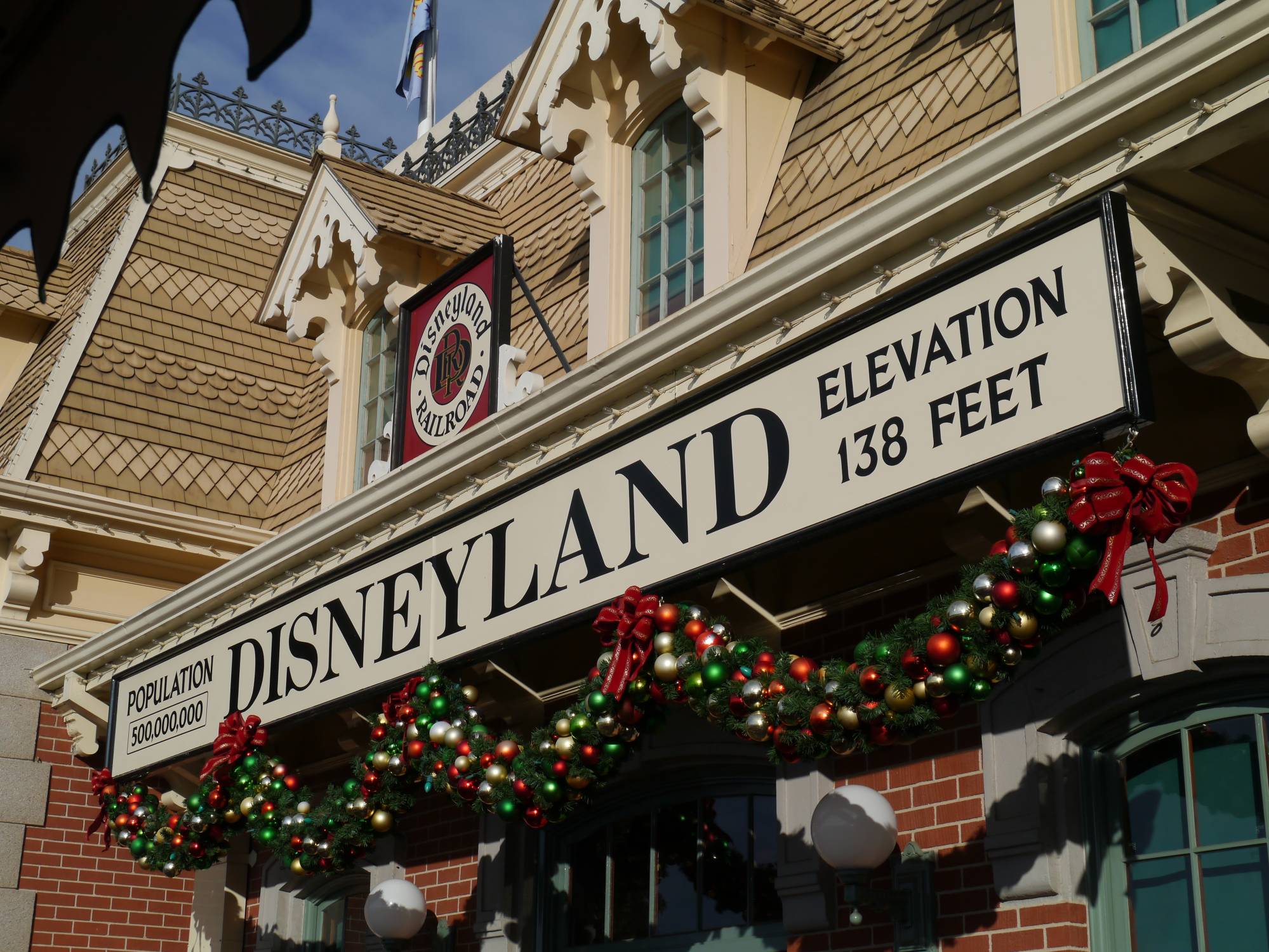 Disneyland Park - Disneyland Railroad sign