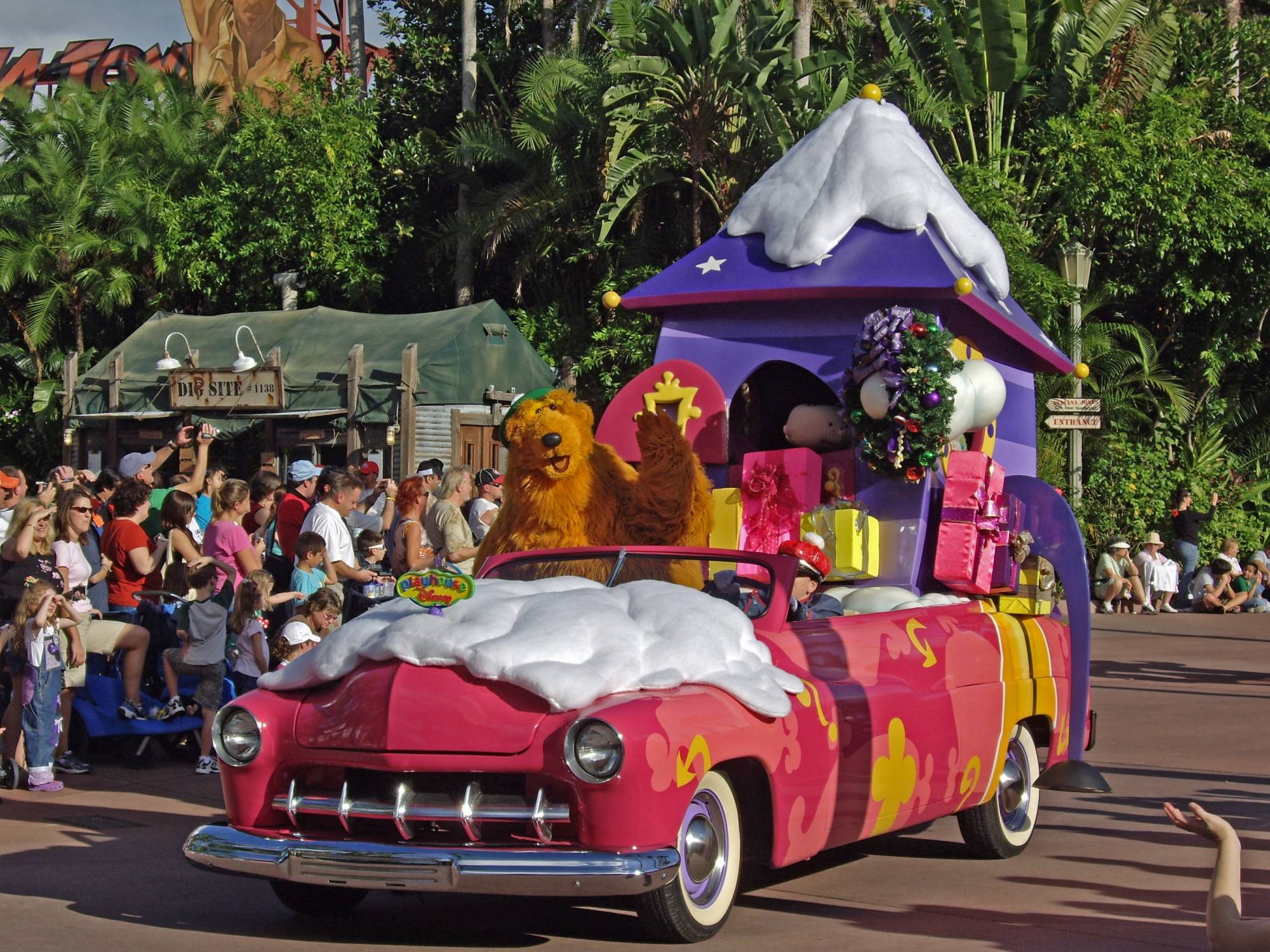 Hollywood Studios - Holly-days Parade Bear