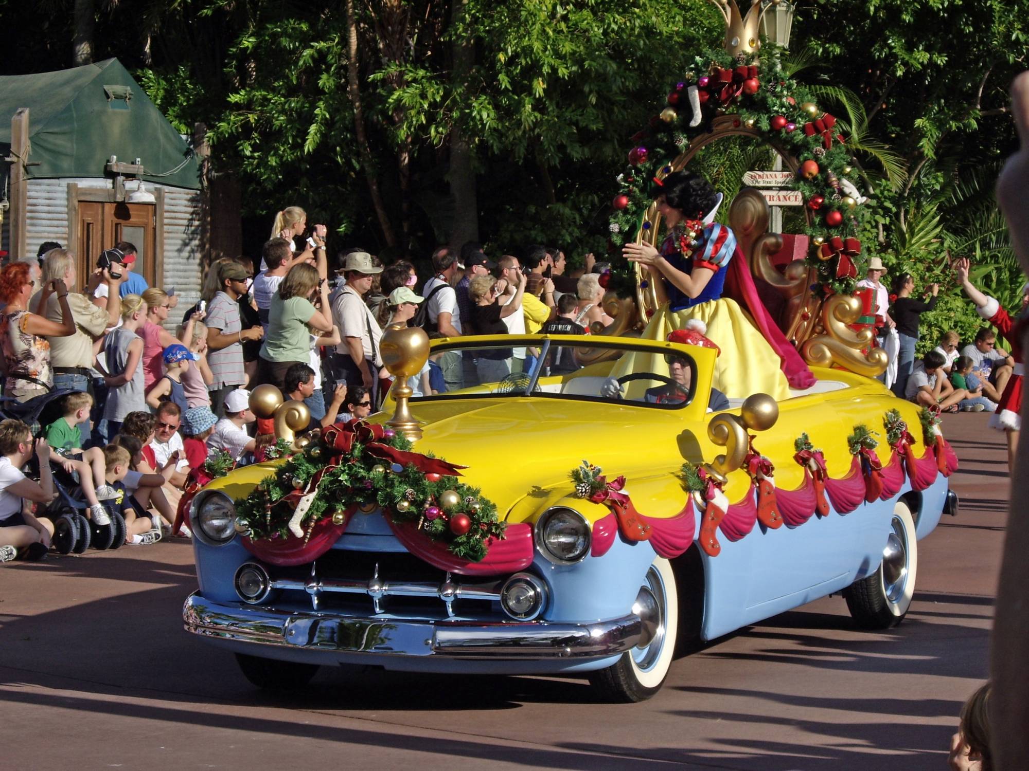 Hollywood Studios - Holly-days Parade Snow White