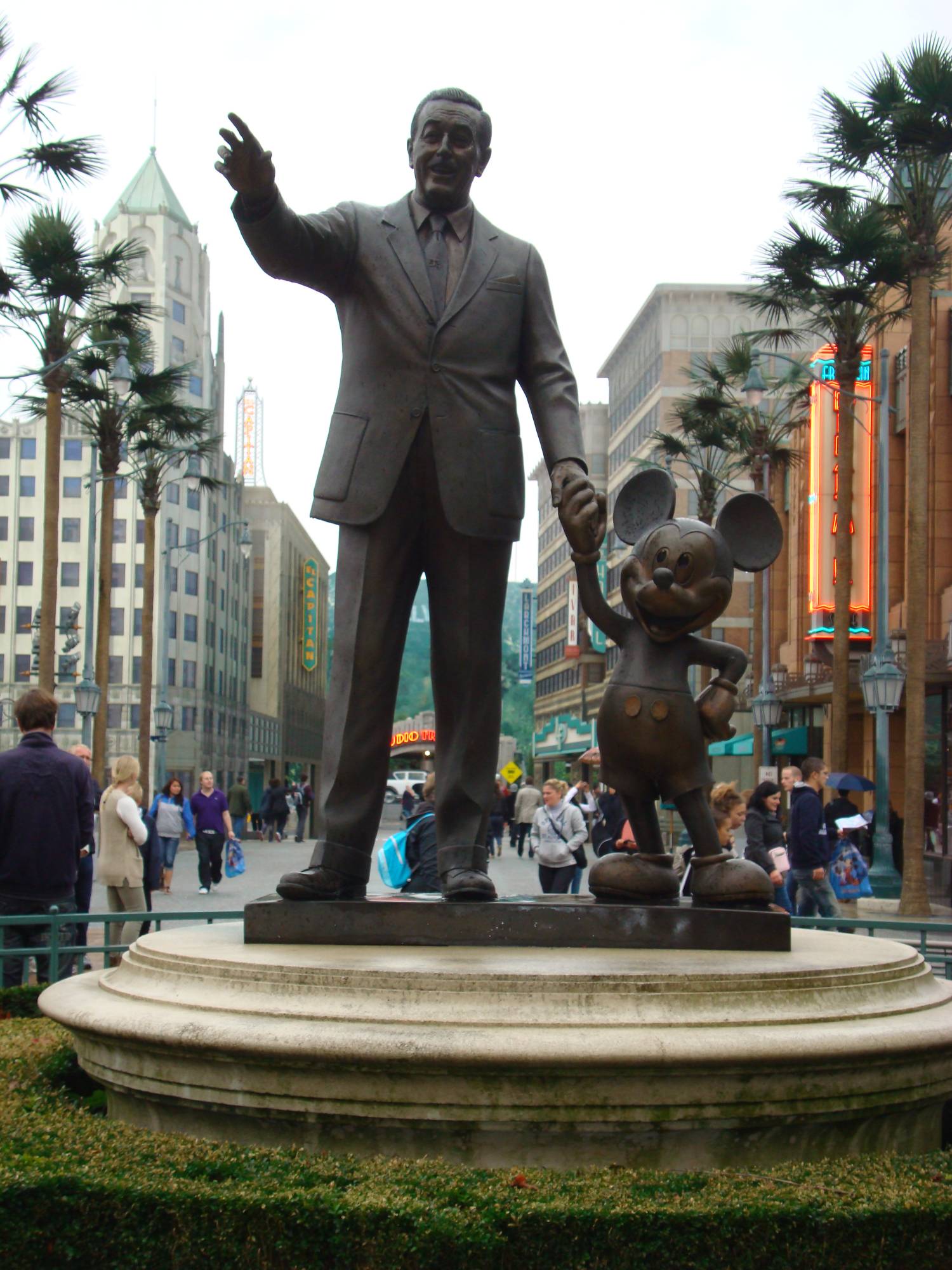 Walt Disney Studios - Partners statue
