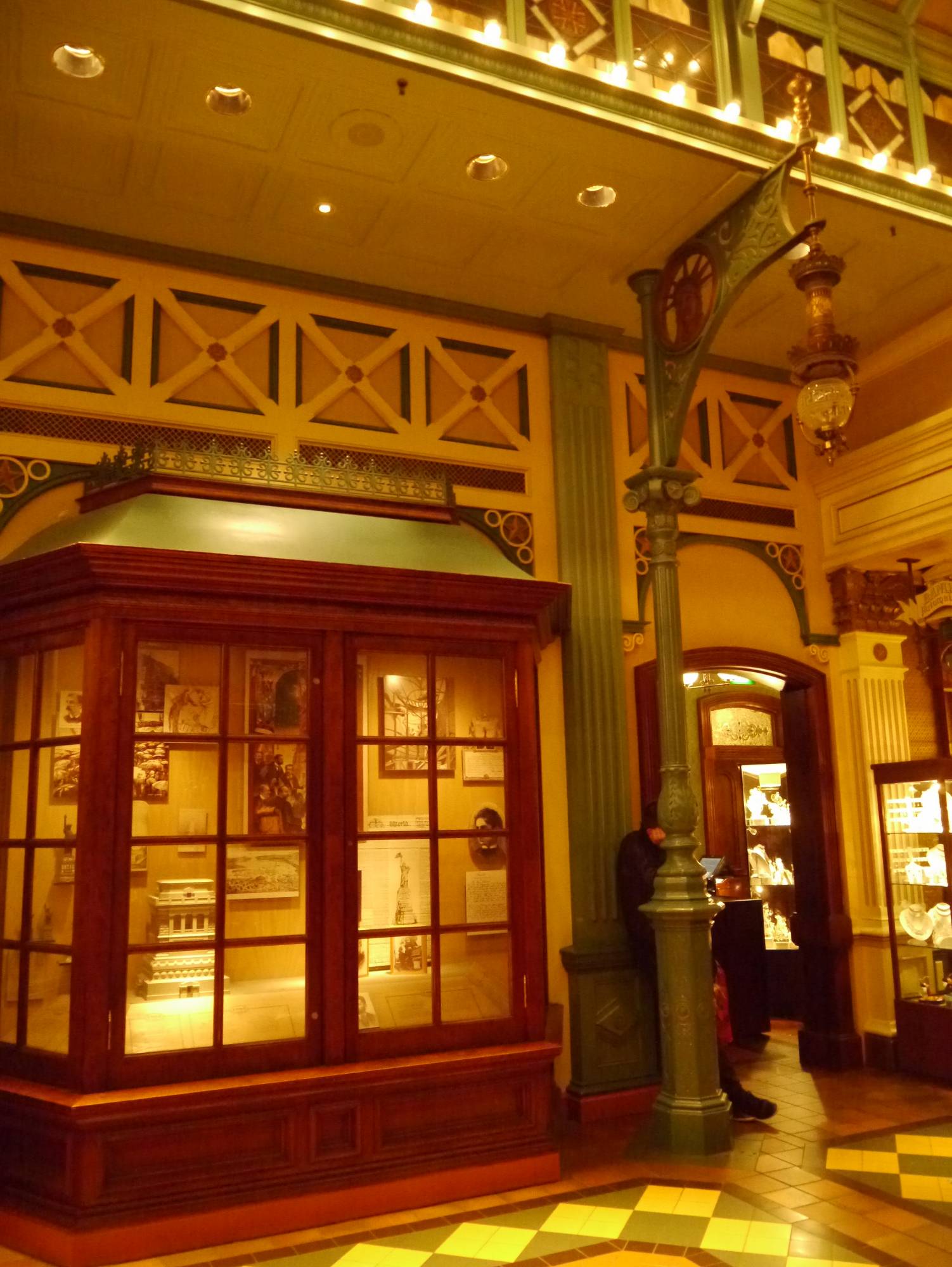 Disneyland Park - Liberty Arcade