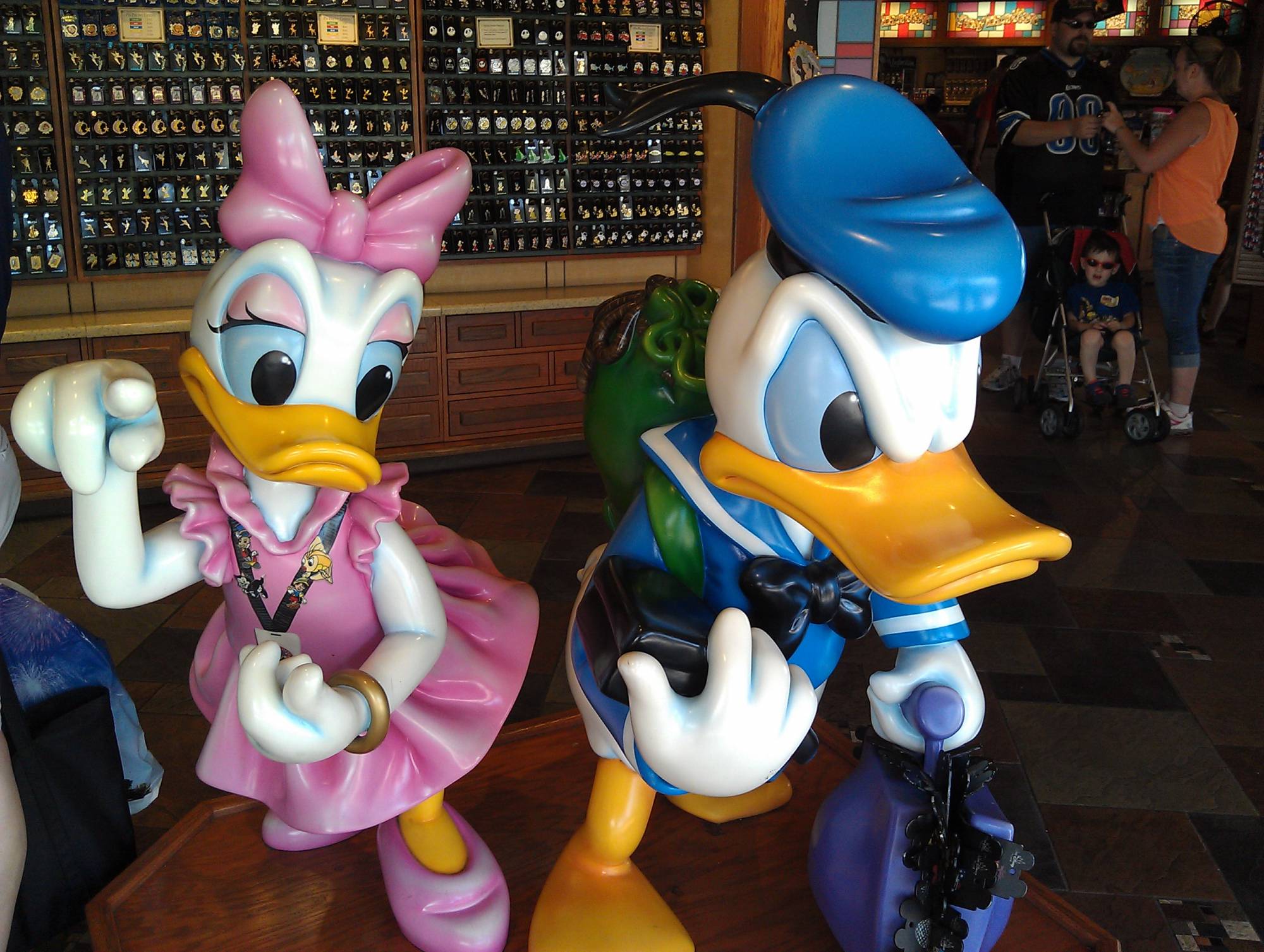 Pin Traders  Donald &amp; Daisy