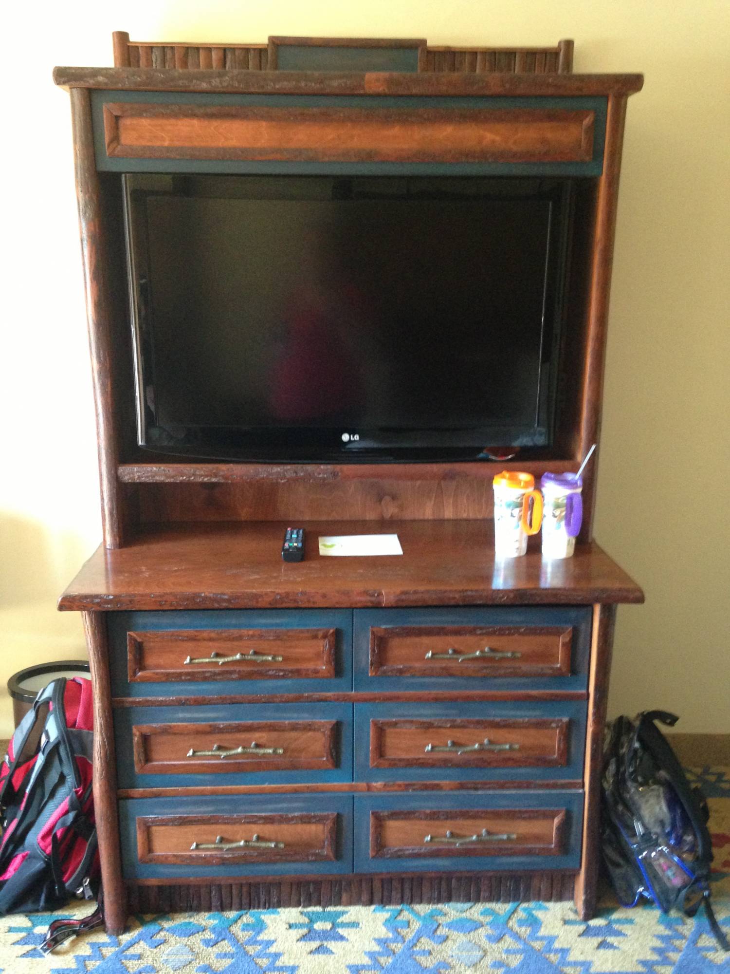 TV and Drawers - Wilderness Lodge