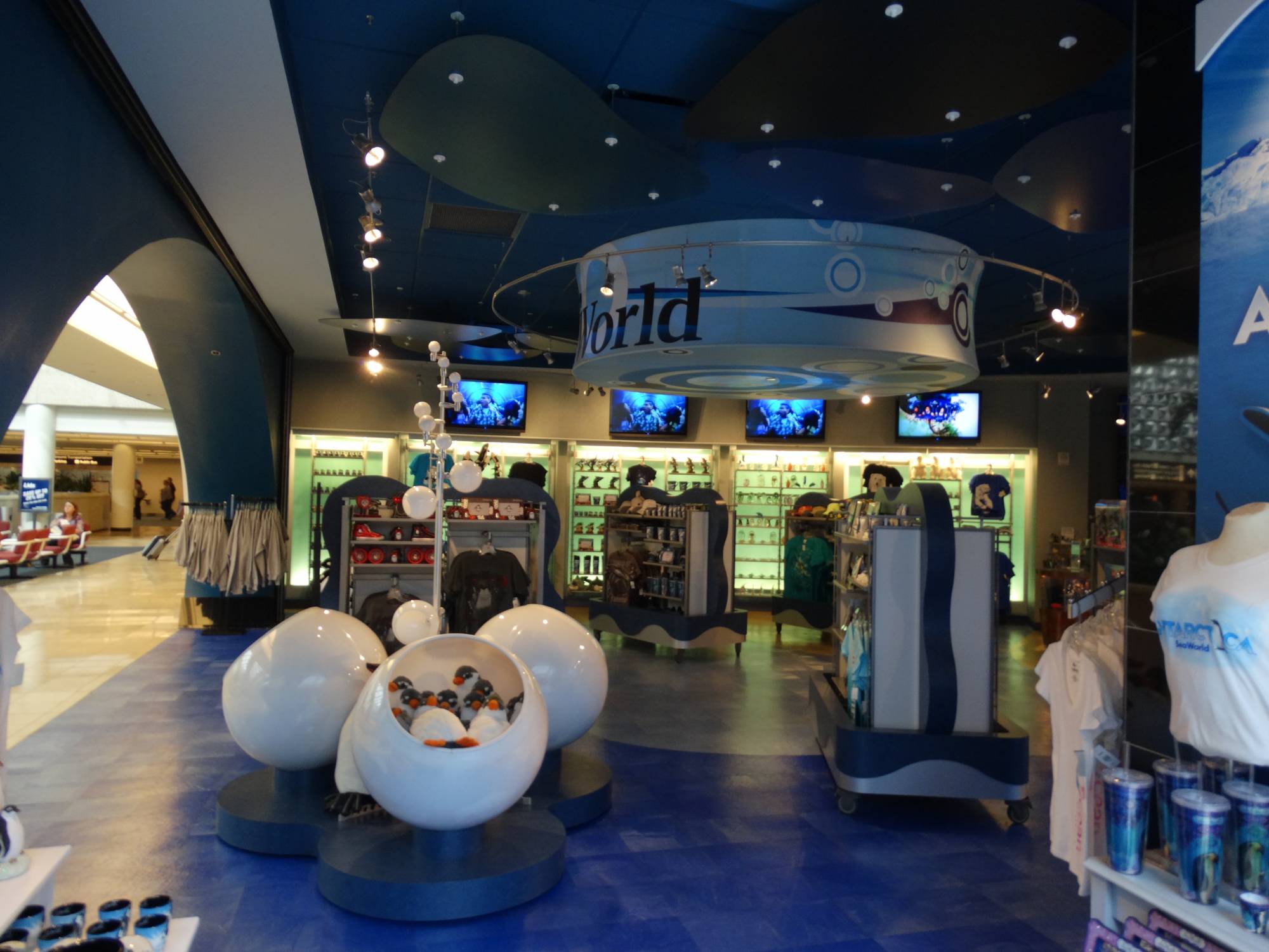 Orlando International Airport - SeaWorld shop
