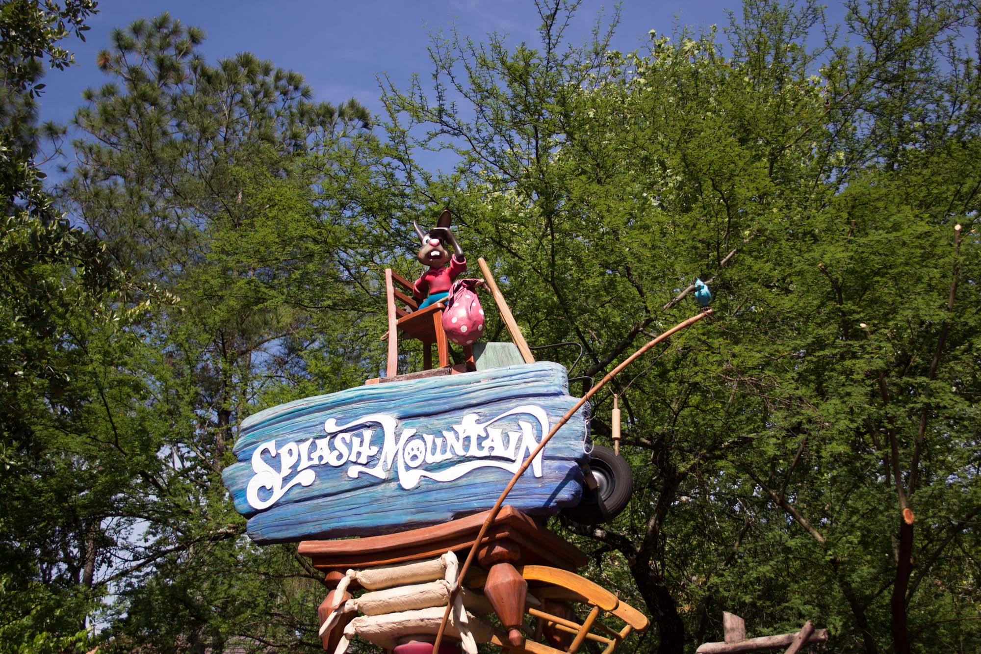 Magic Kingdom Frontierland - Splash Mountain Brer Rabbit at top of sign