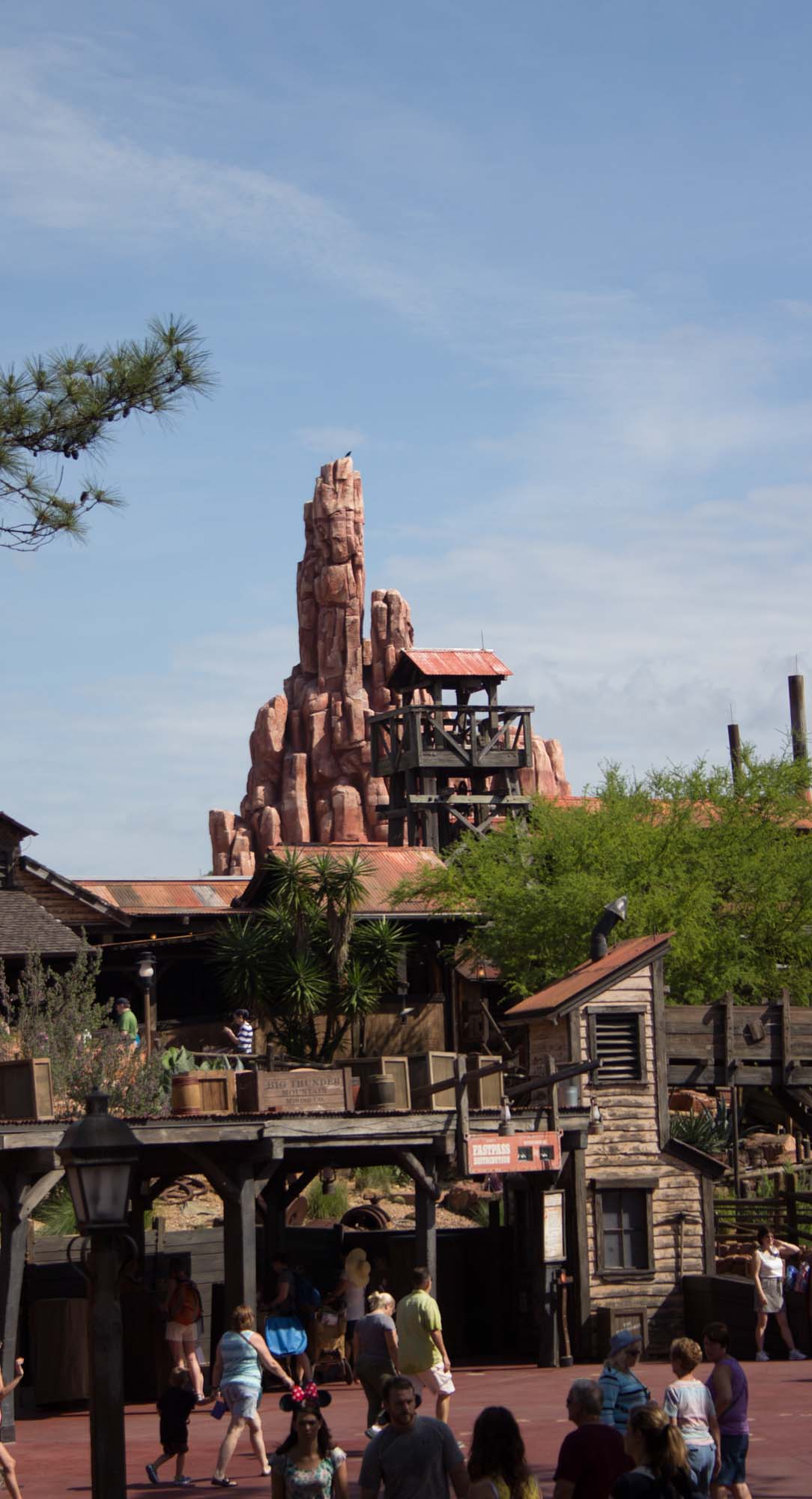 Magic Kingdom Frontierland - Big Thunder Mountain Fast Pass Distribution