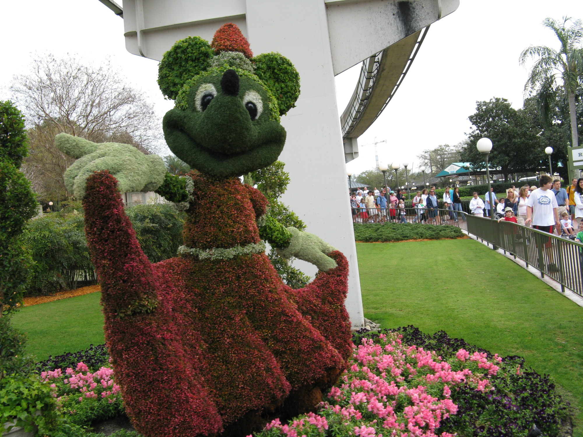 Minnie Mouse Topiary - Entrance To Magic Kingdom