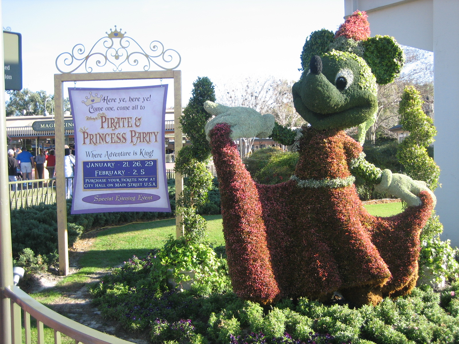 Magic Kingdom - Minnie Topiary