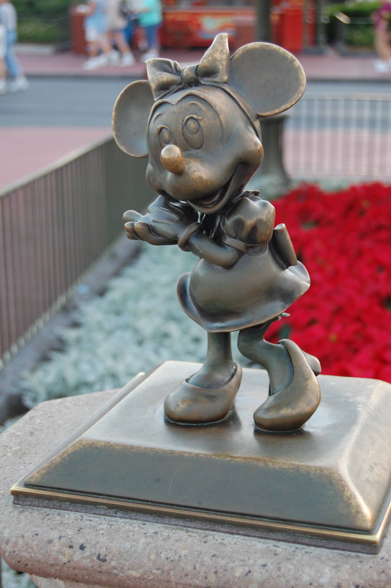Magic Kingdom: Minnie Mouse Bronze Statue