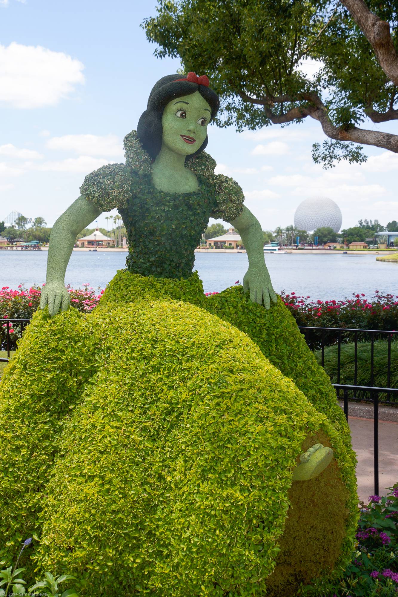 Snow White Topiary 01