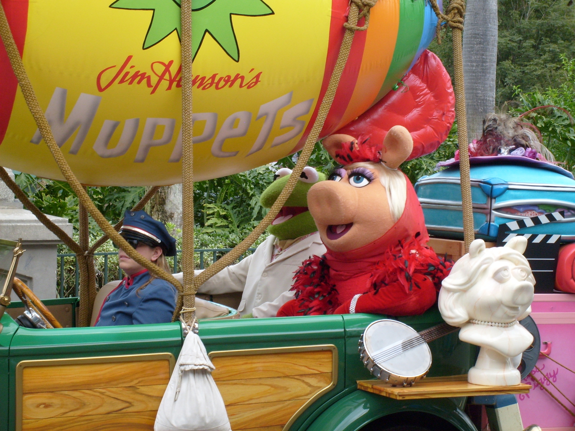 Hollywood Studios--Stars and Motor Cars Parade--Kermit and Miss Piggy