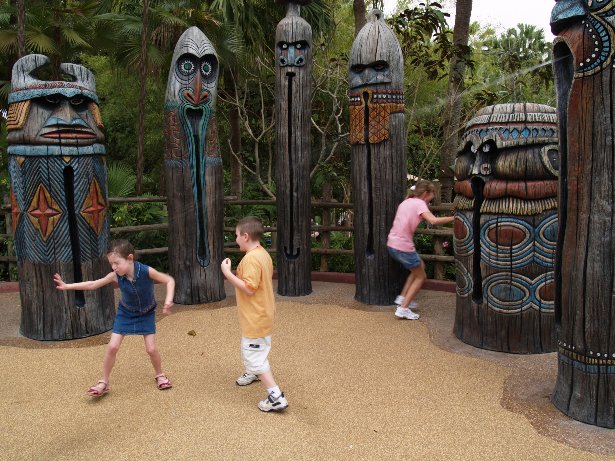 Magic Kingdom - Adventureland - Spitting Tikis