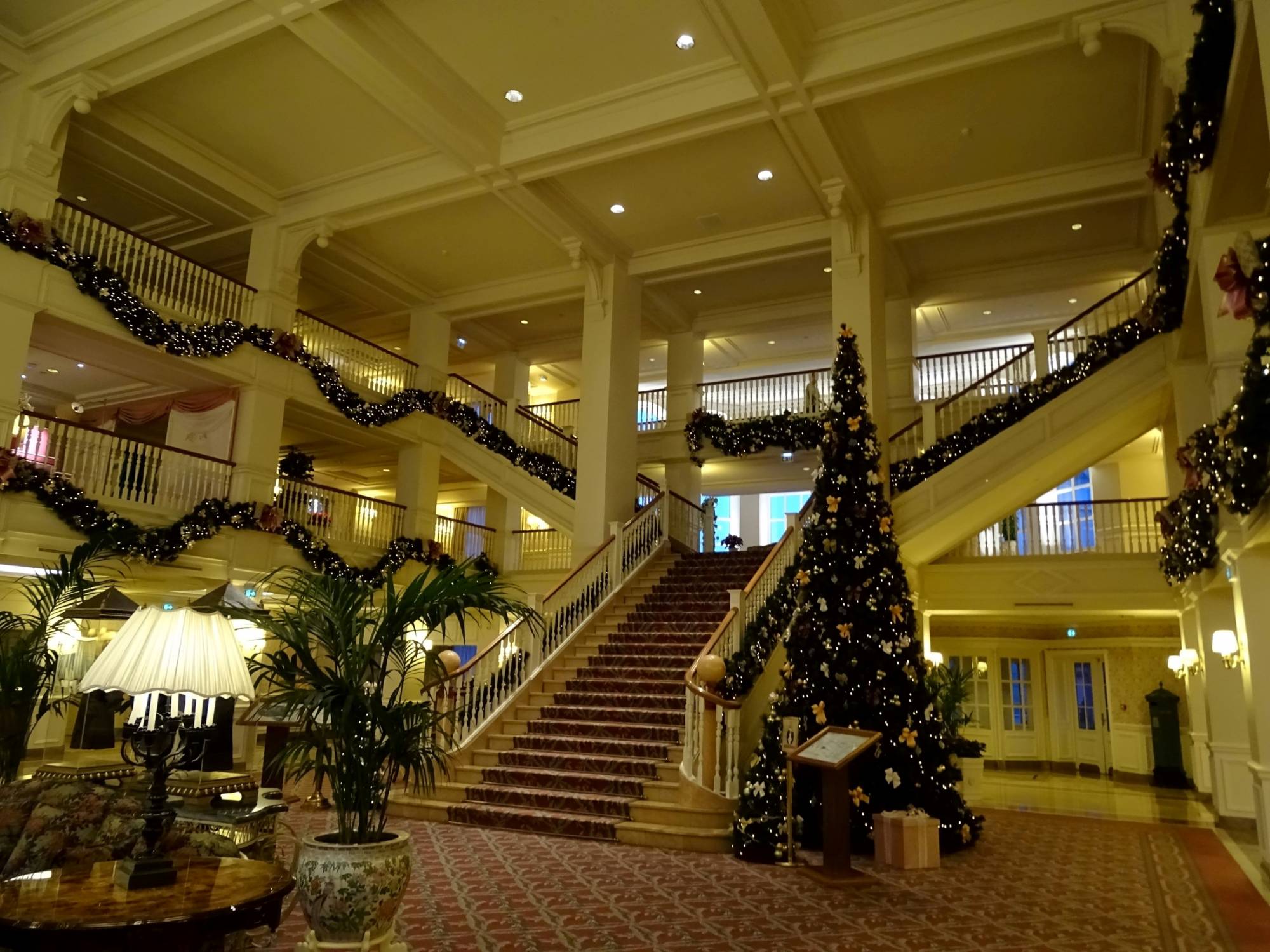 Disneyland Hotel - lobby
